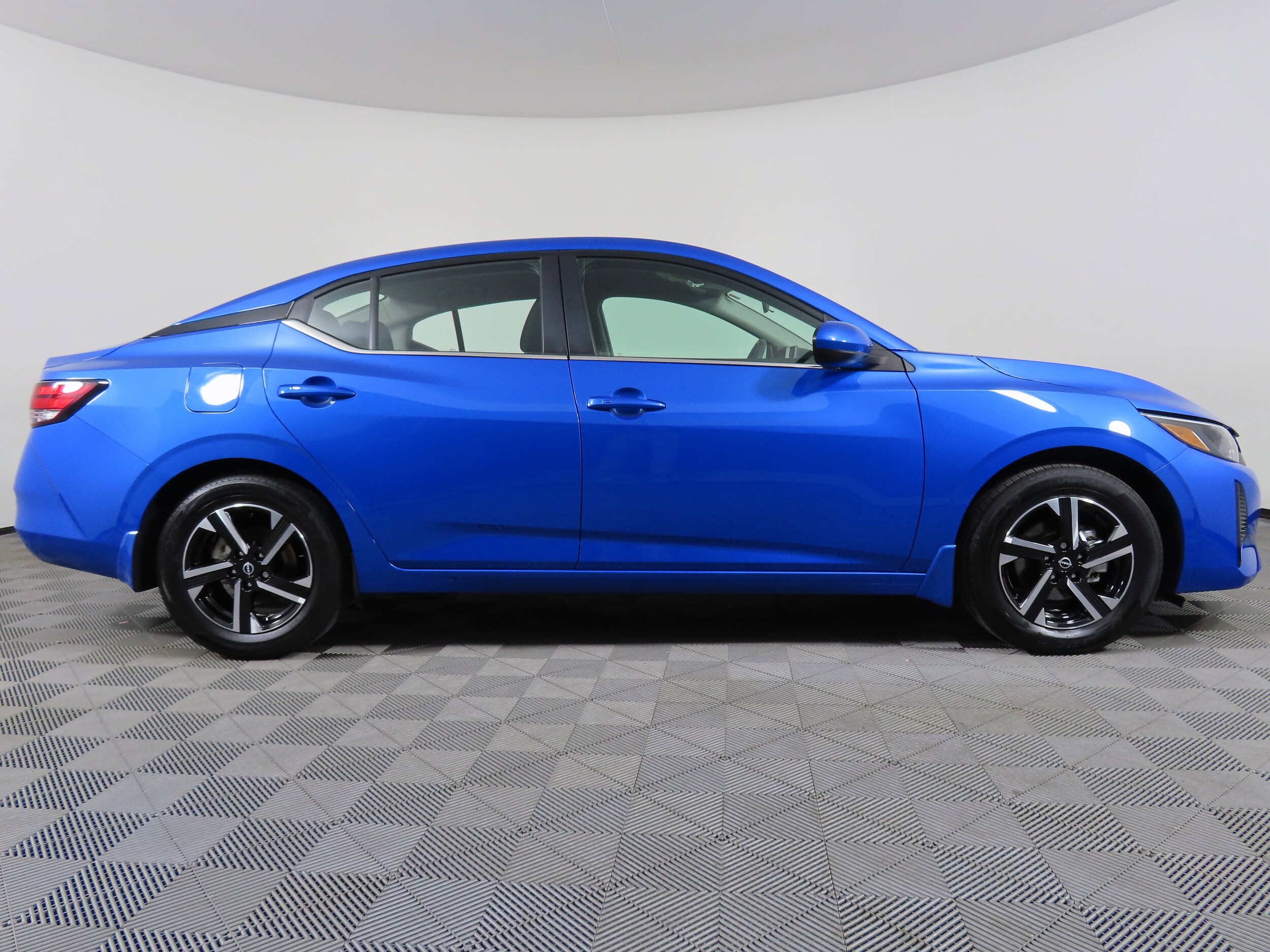 2025 Nissan Sentra SV photo 2