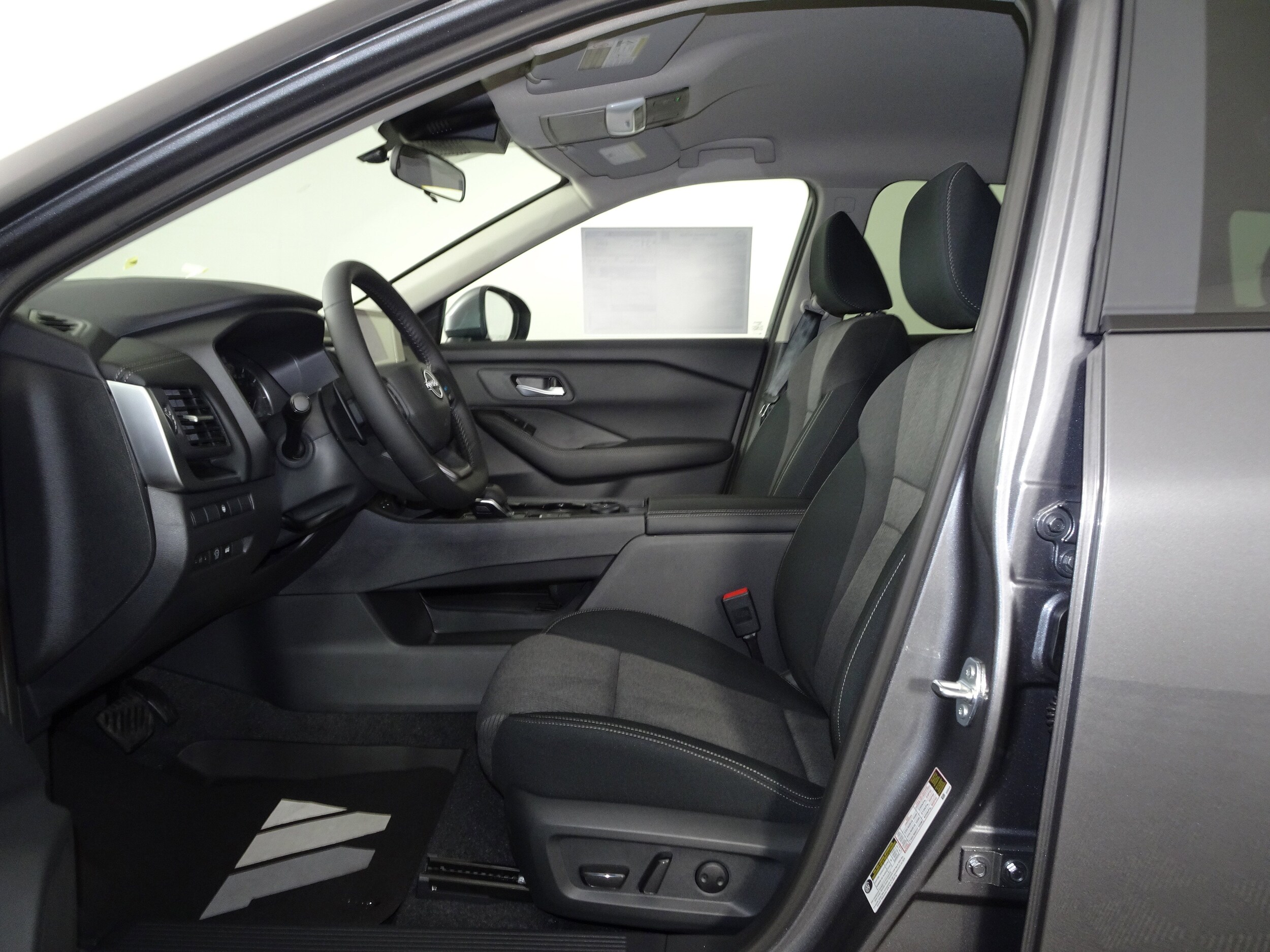 2026 Nissan Rogue SV photo 4