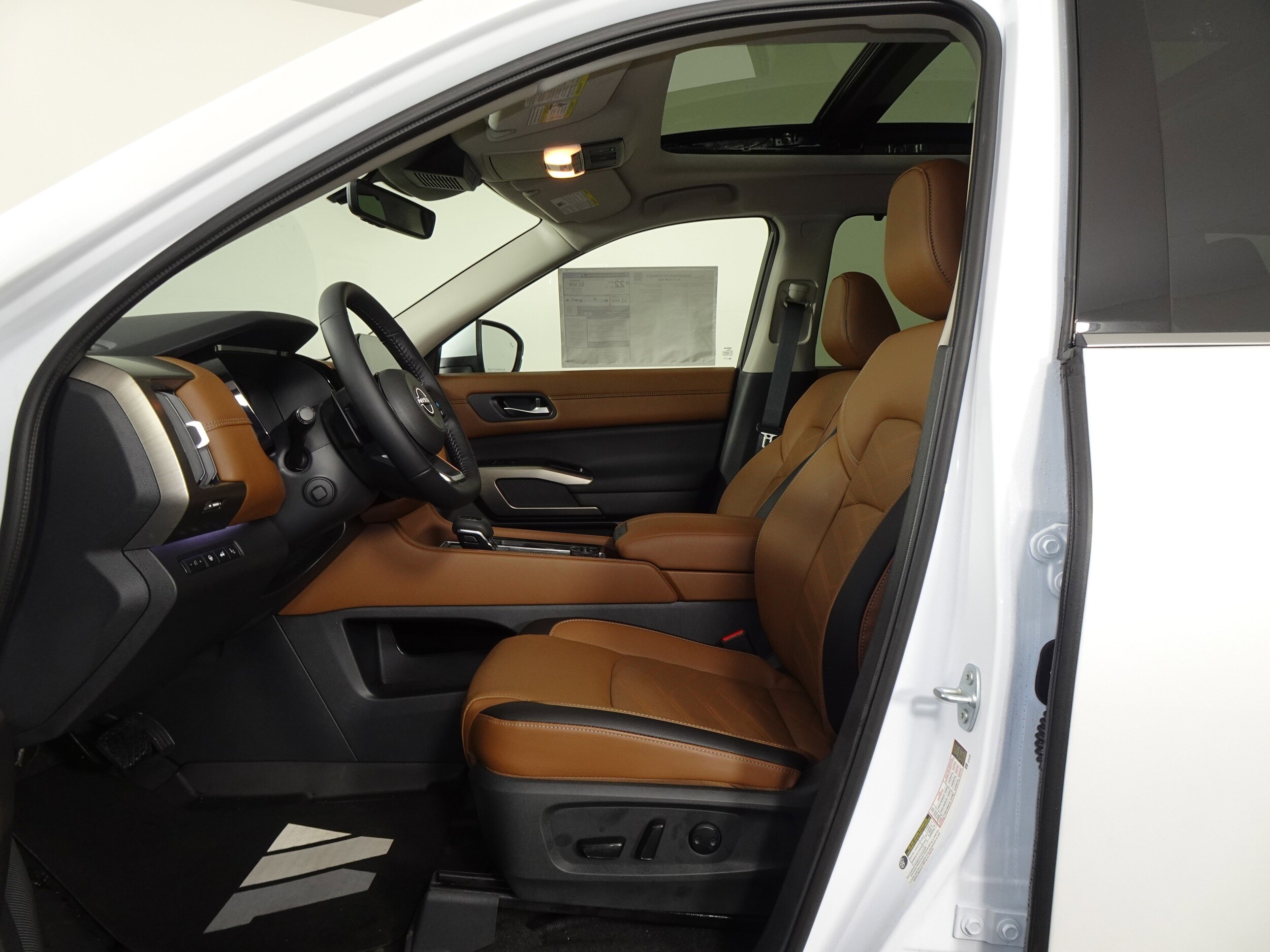 2025 Nissan Pathfinder Platinum photo 4