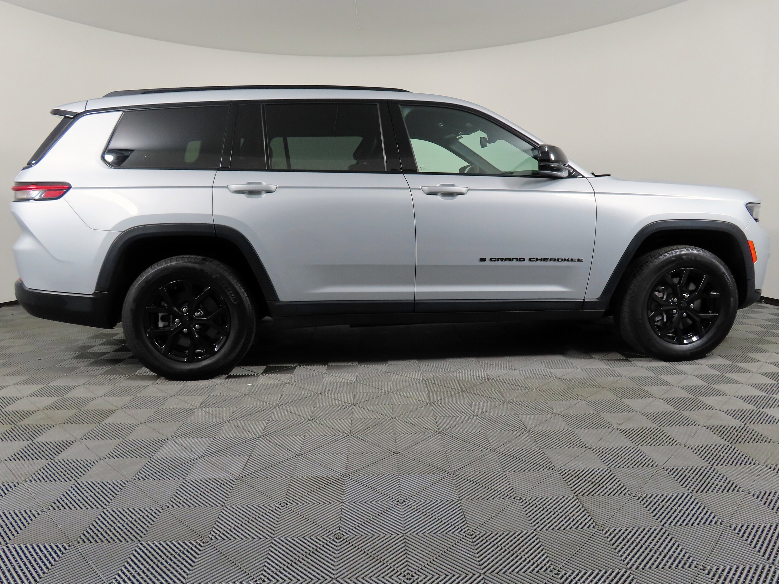 2024 Jeep Grand Cherokee Altitude photo 2