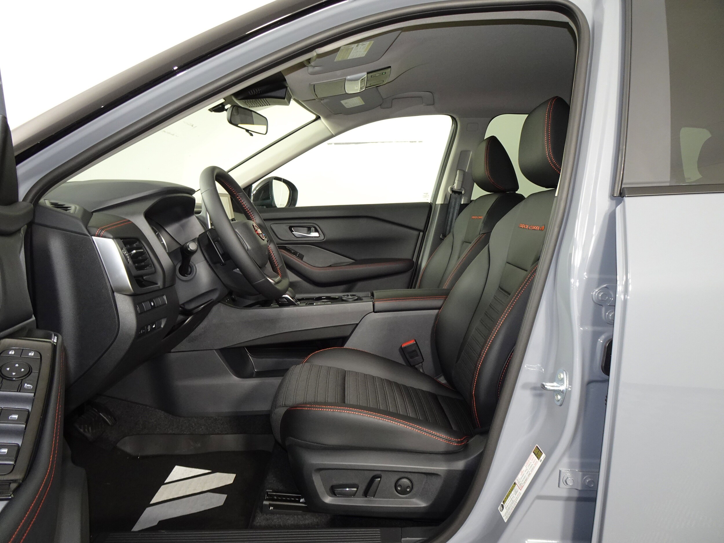 2025 Nissan Rogue SV photo 4