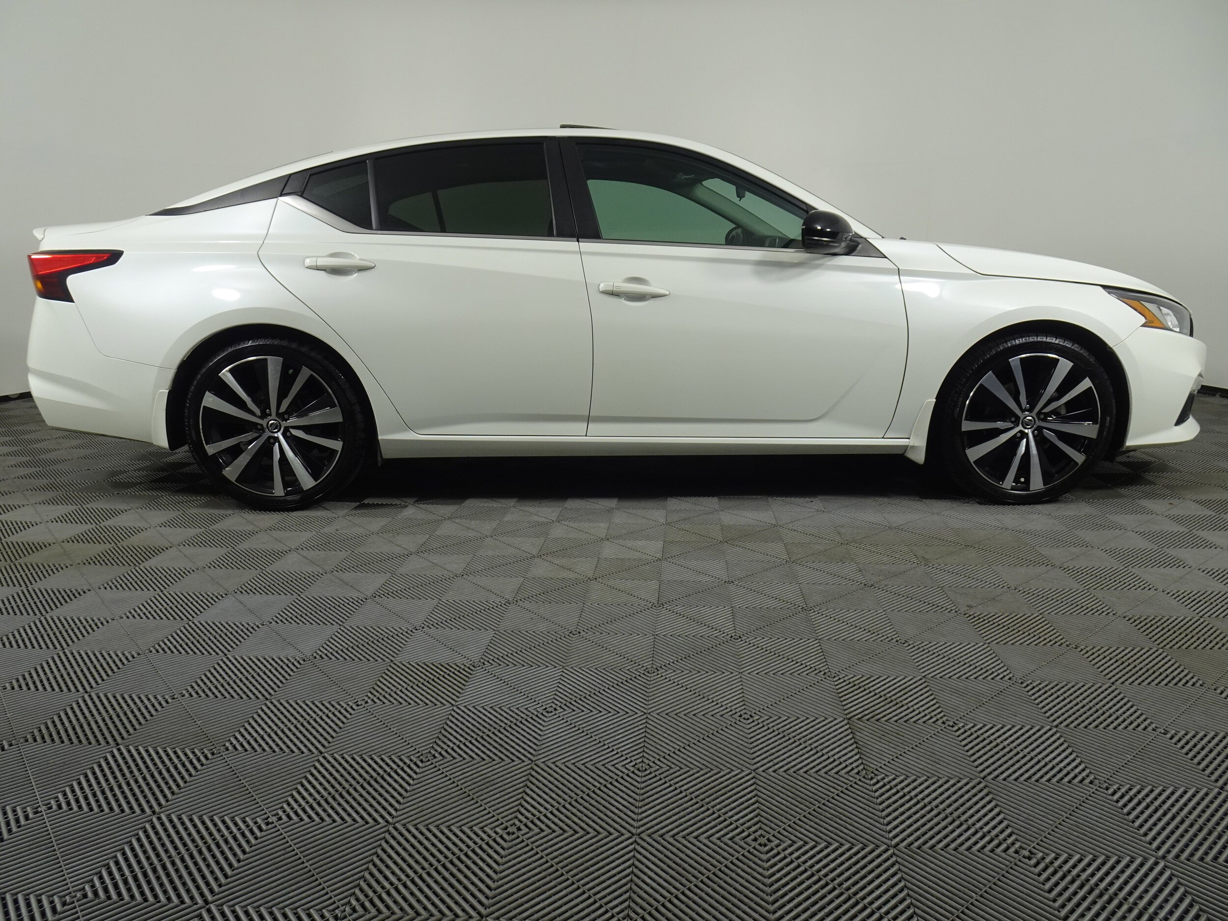 2021 Nissan Altima 2.5 SR photo 2