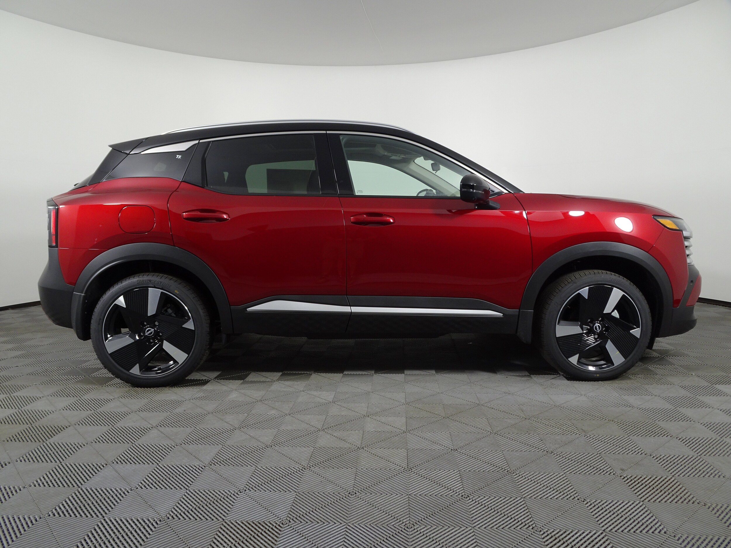 2025 Nissan Kicks SR photo 2