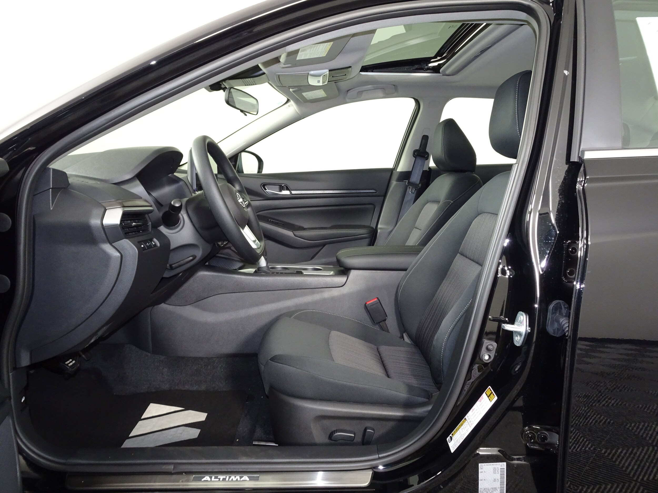 2025 Nissan Altima SV photo 4