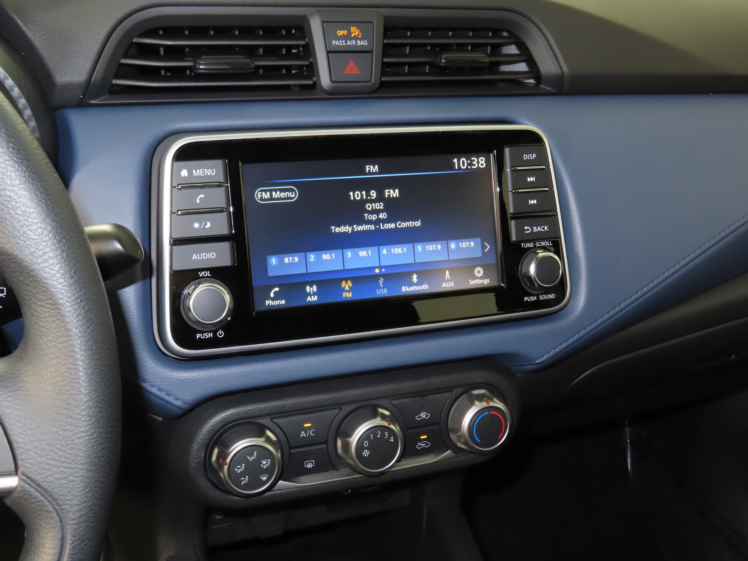 2025 Nissan Versa Sedan SV - Photo 9