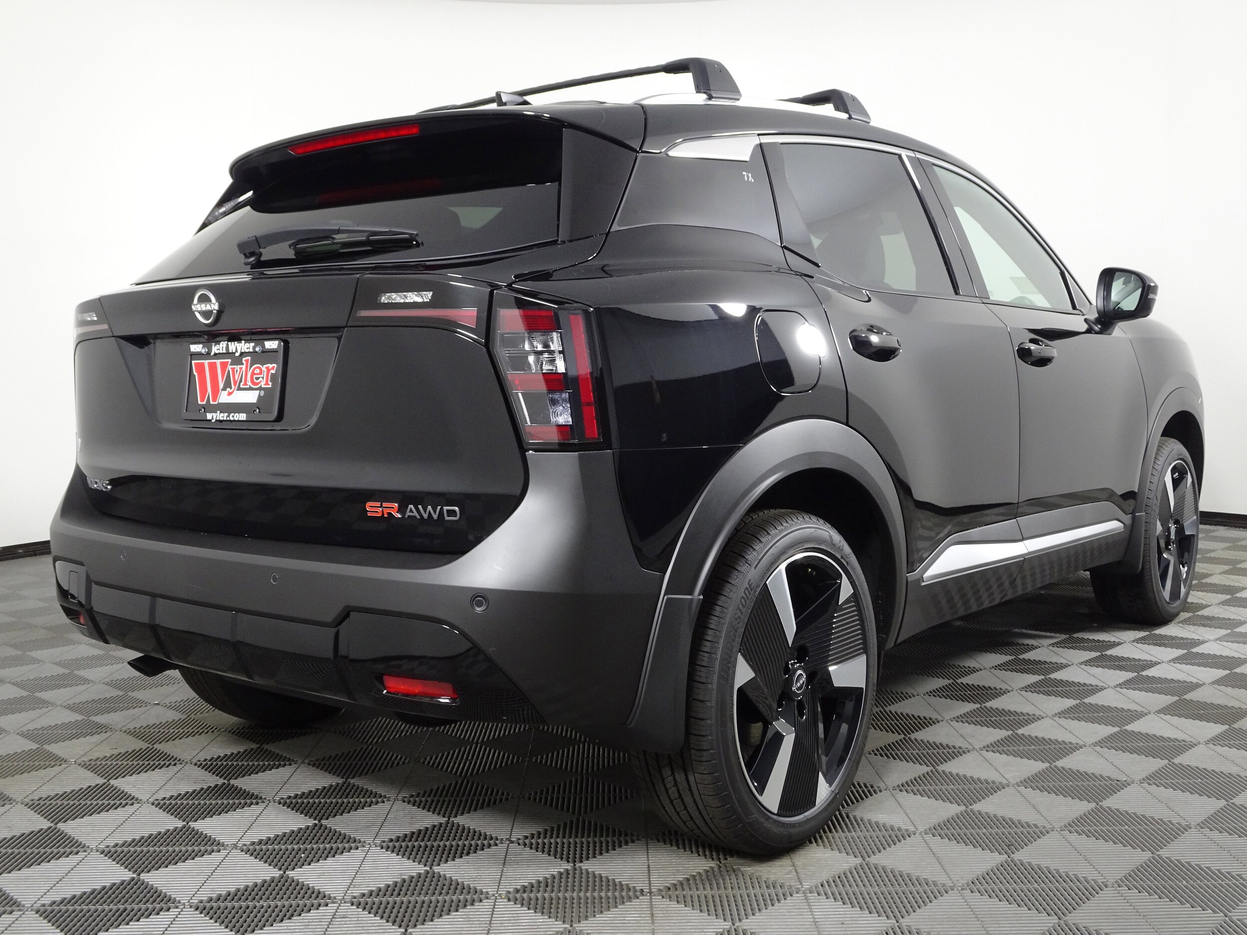 2026 Nissan Kicks SR photo 2