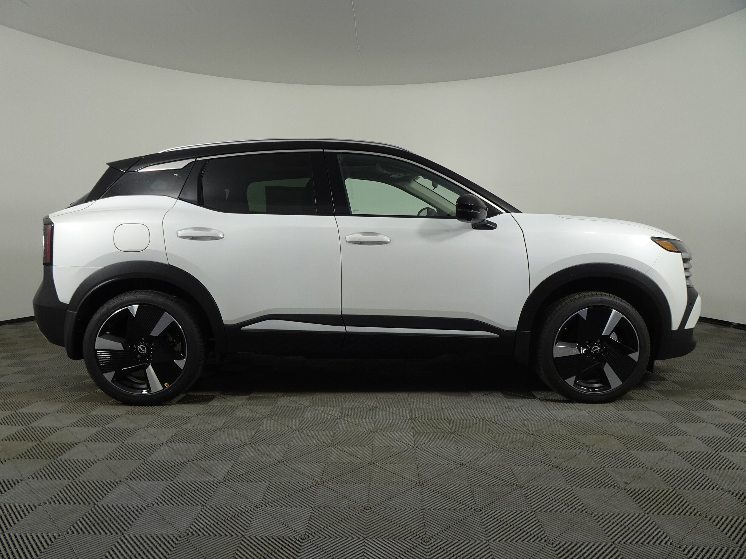 2025 Nissan Kicks SR photo 2