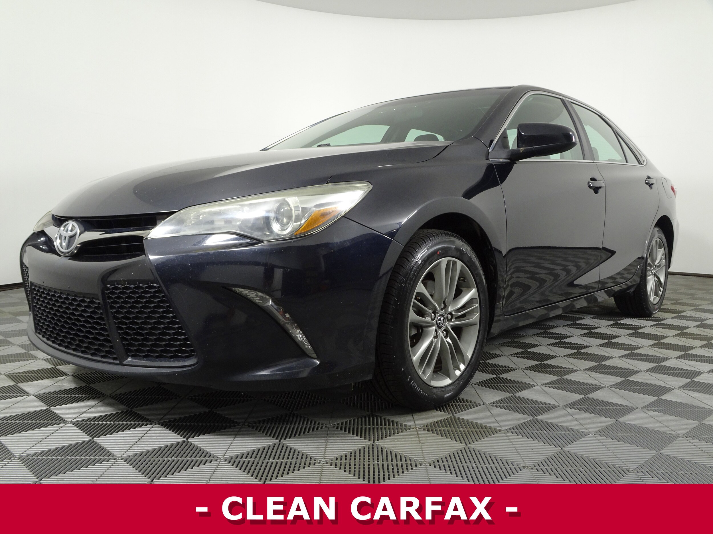 2017 Toyota Camry SE photo 3