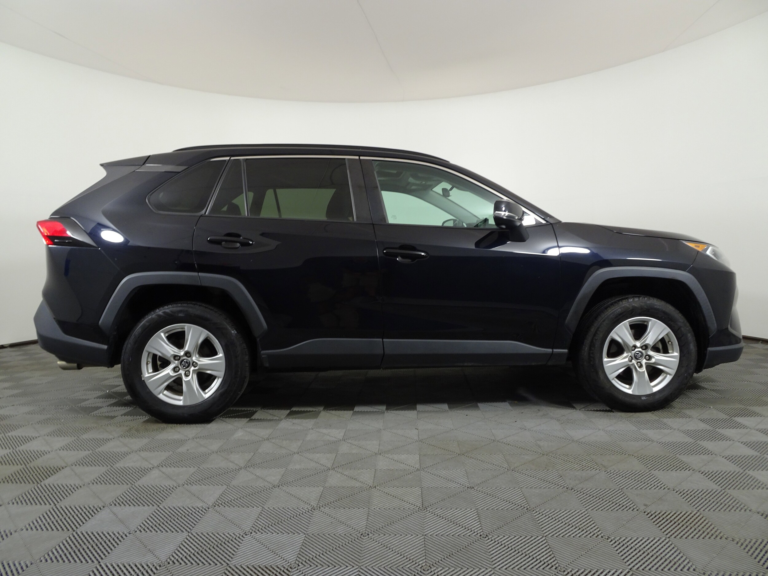 2019 Toyota RAV4 XLE photo 2
