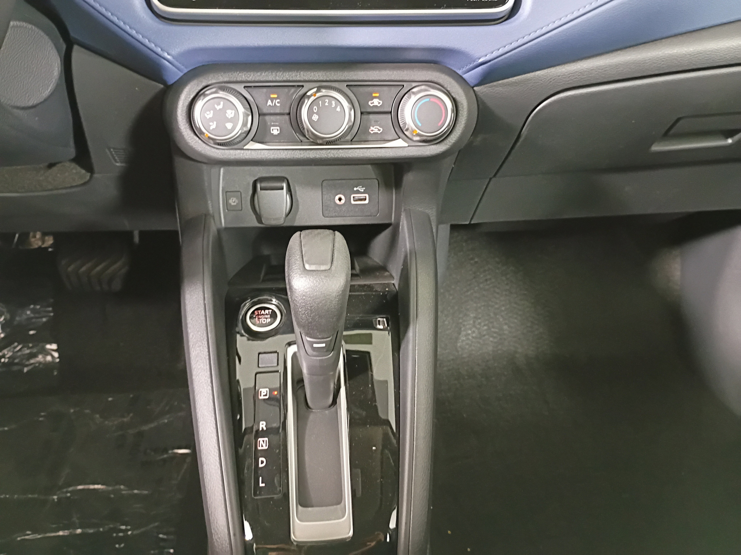 2025 Nissan Versa Sedan SV - Photo 29