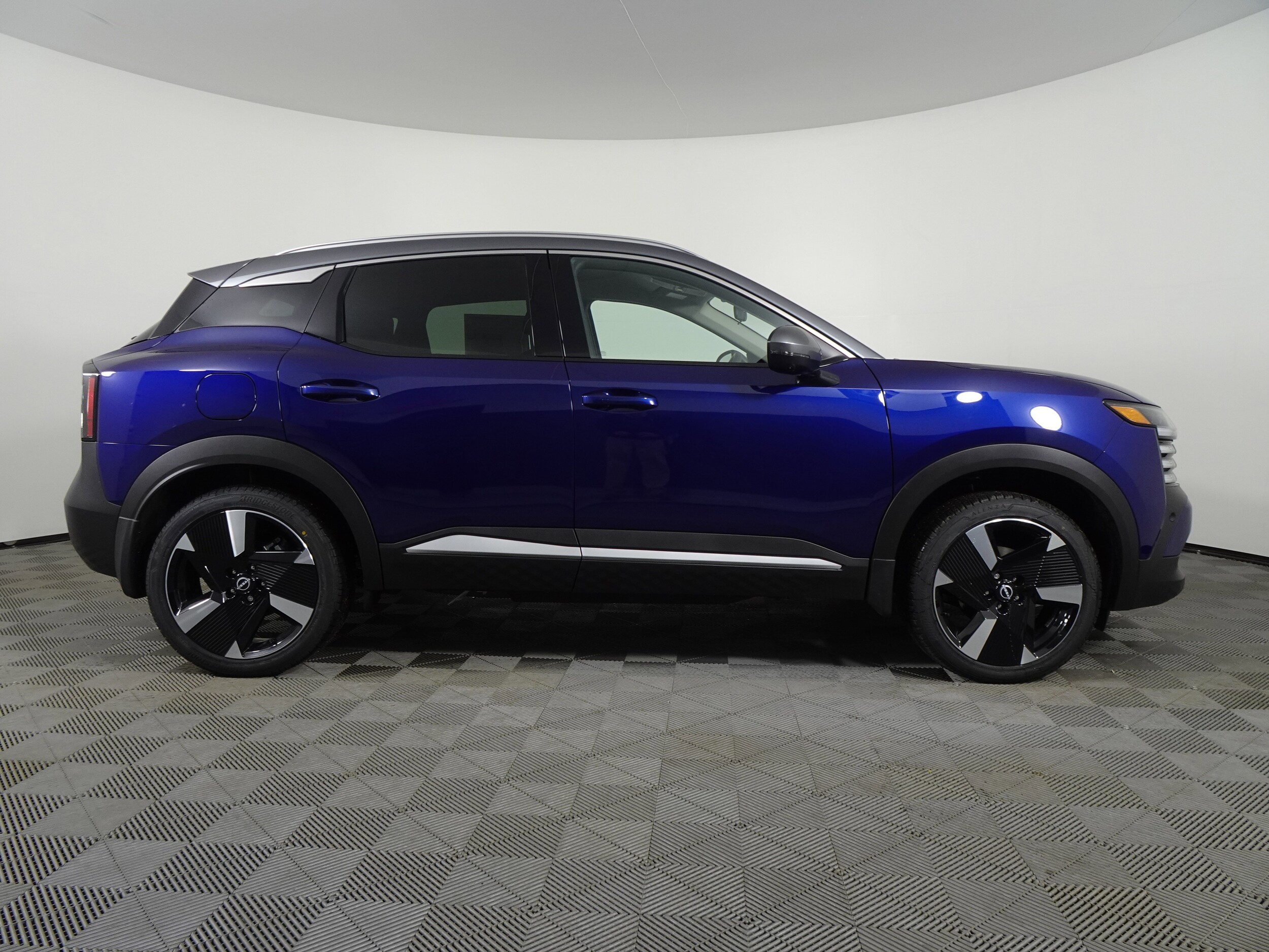 2025 Nissan Kicks SR photo 2