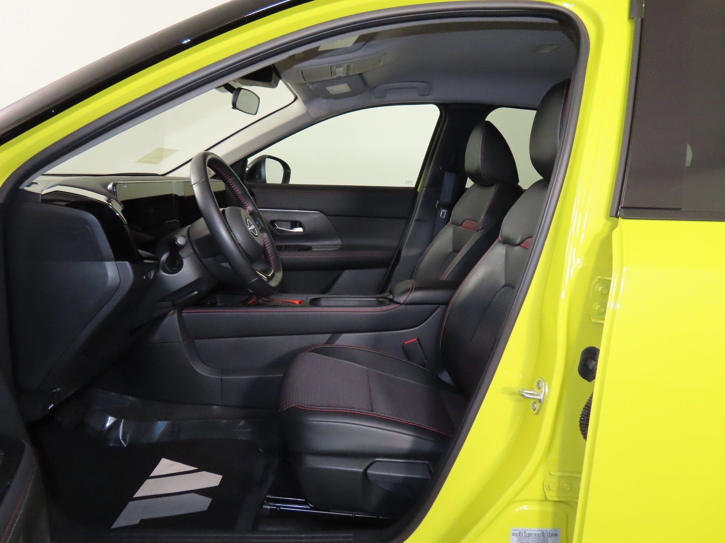 2025 Nissan Kicks SR photo 3