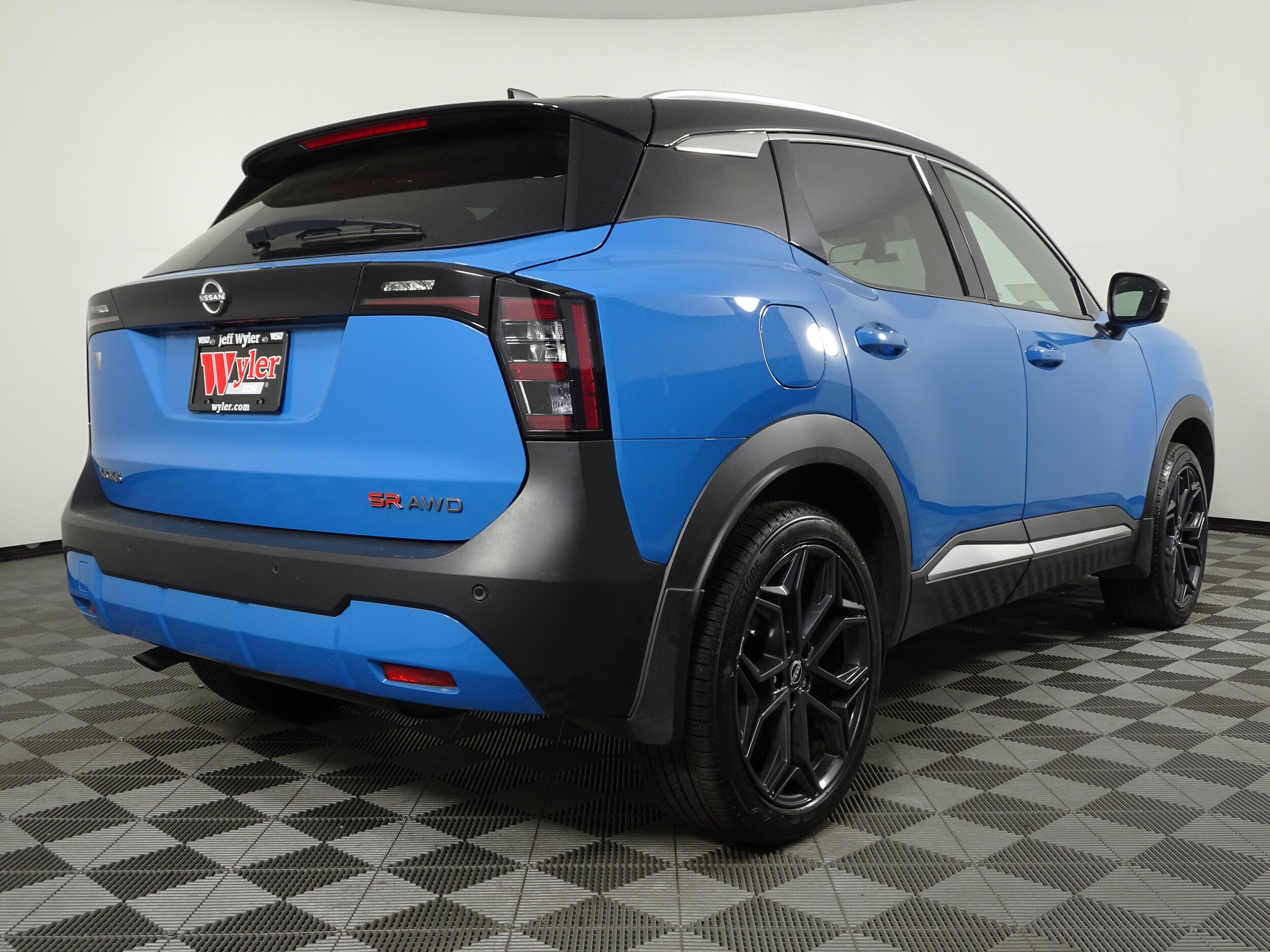 2025 Nissan Kicks SR photo 3
