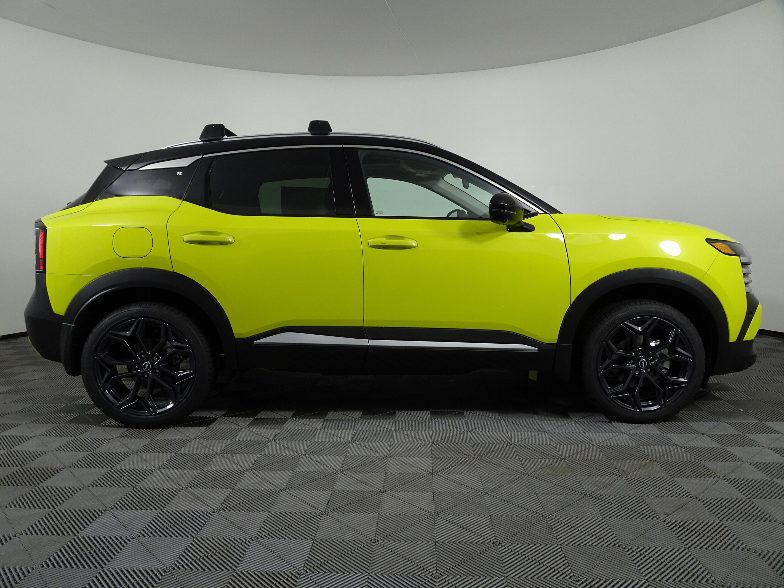 2026 Nissan Kicks SR photo 2
