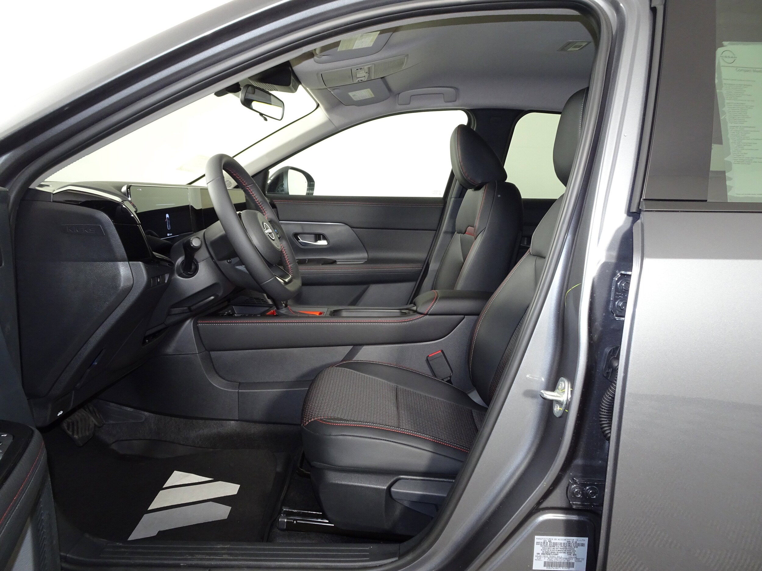 2026 Nissan Kicks SR photo 4