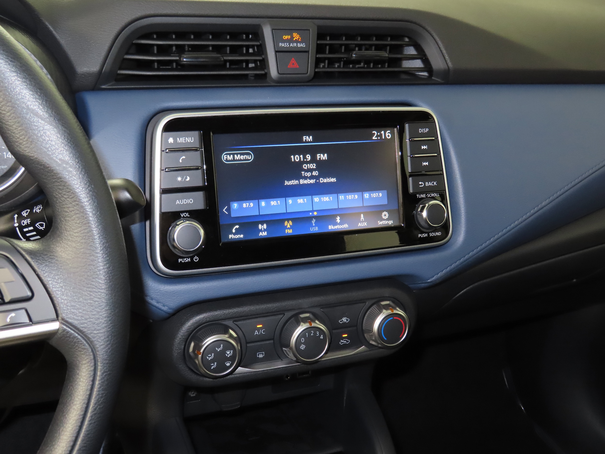 2025 Nissan Versa Sedan SV - Photo 9