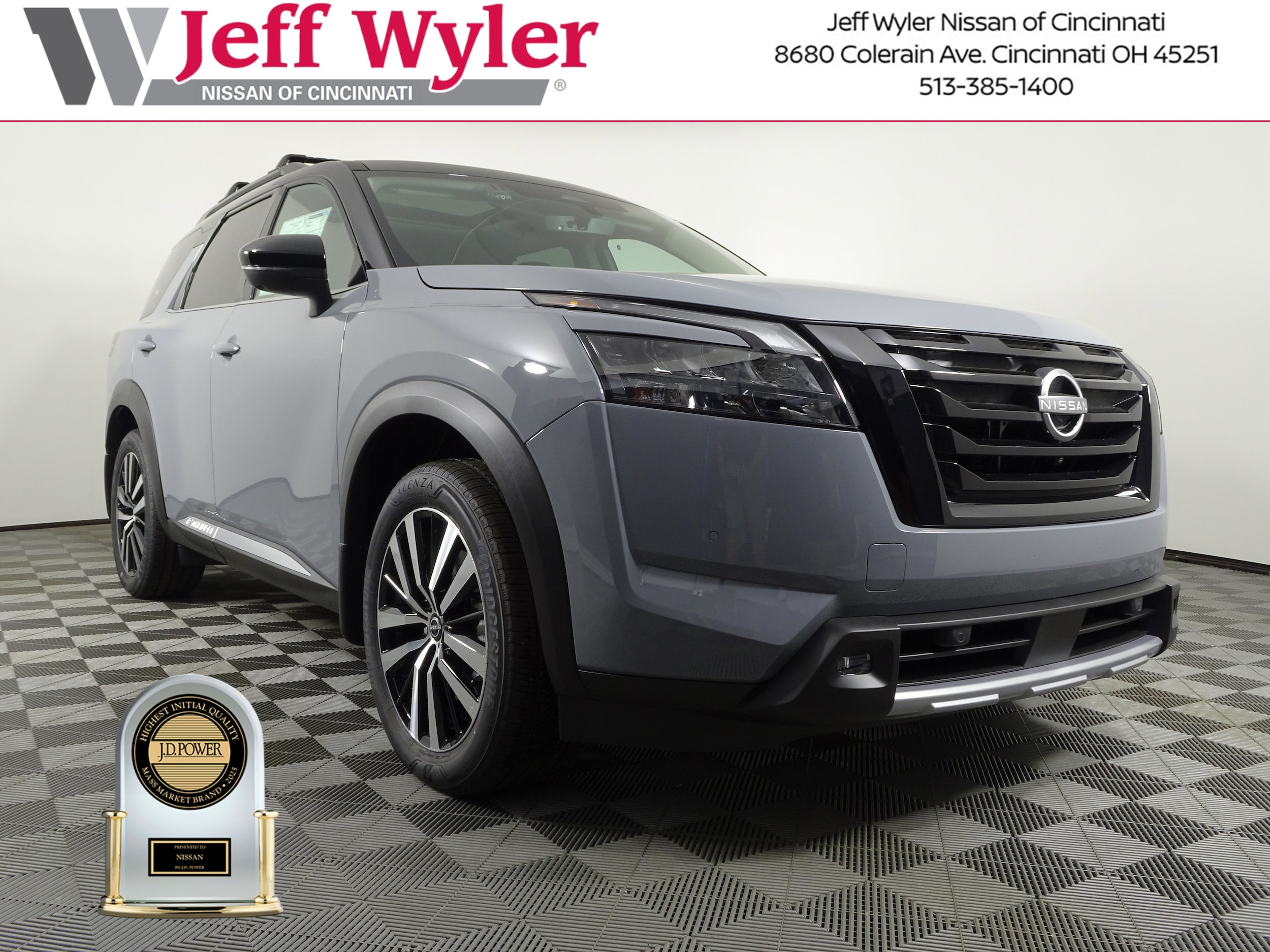 2025 Nissan Pathfinder Platinum's photo