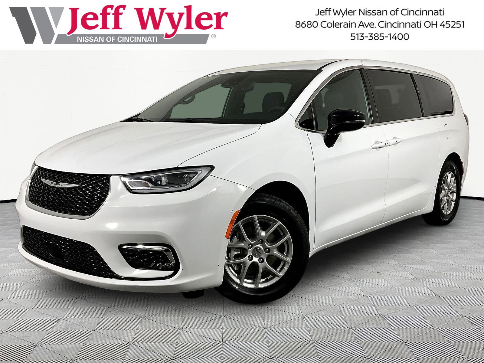 2025 Chrysler Pacifica Select's photo