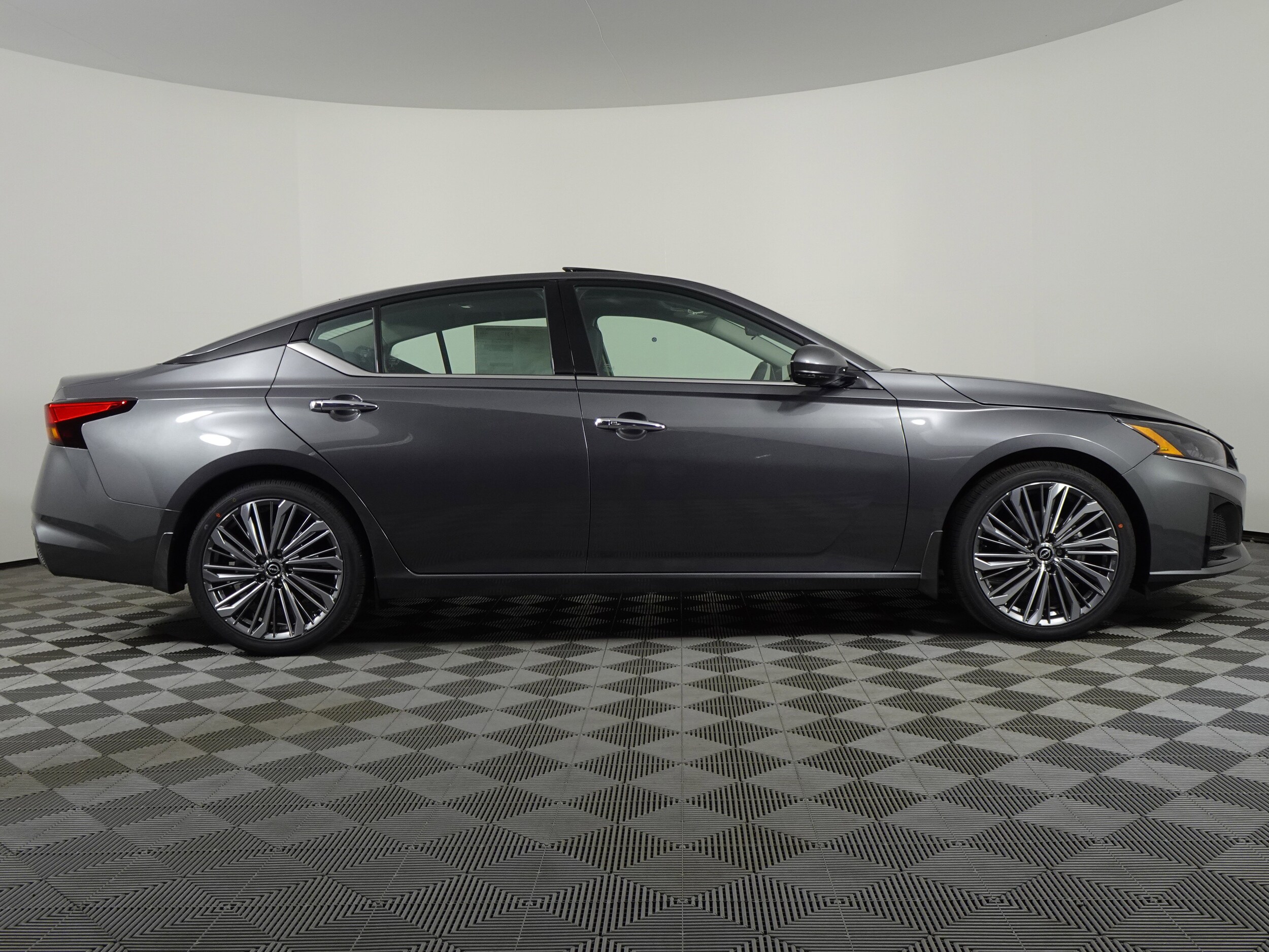 2025 Nissan Altima SL photo 2
