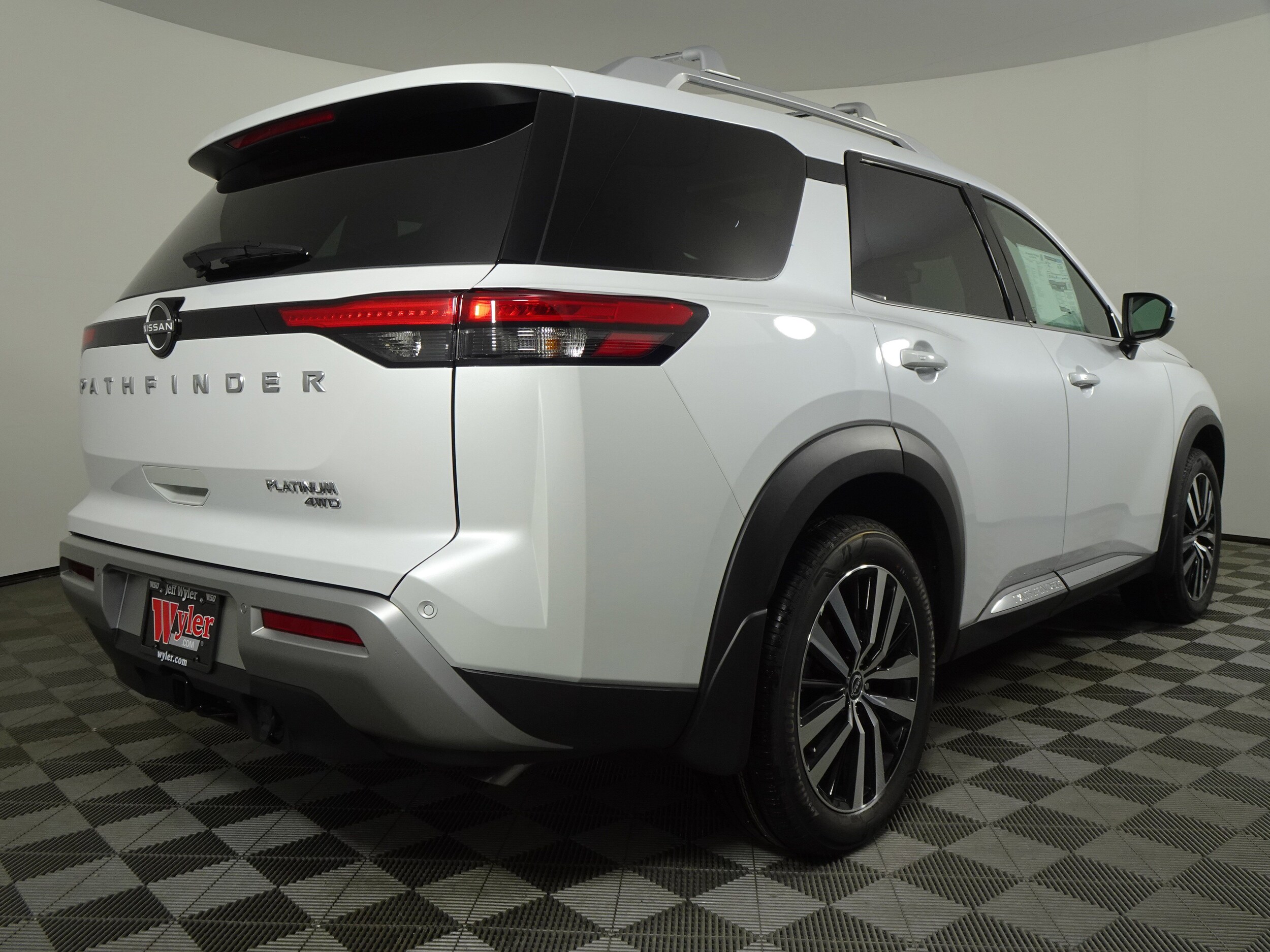 2025 Nissan Pathfinder Platinum photo 3