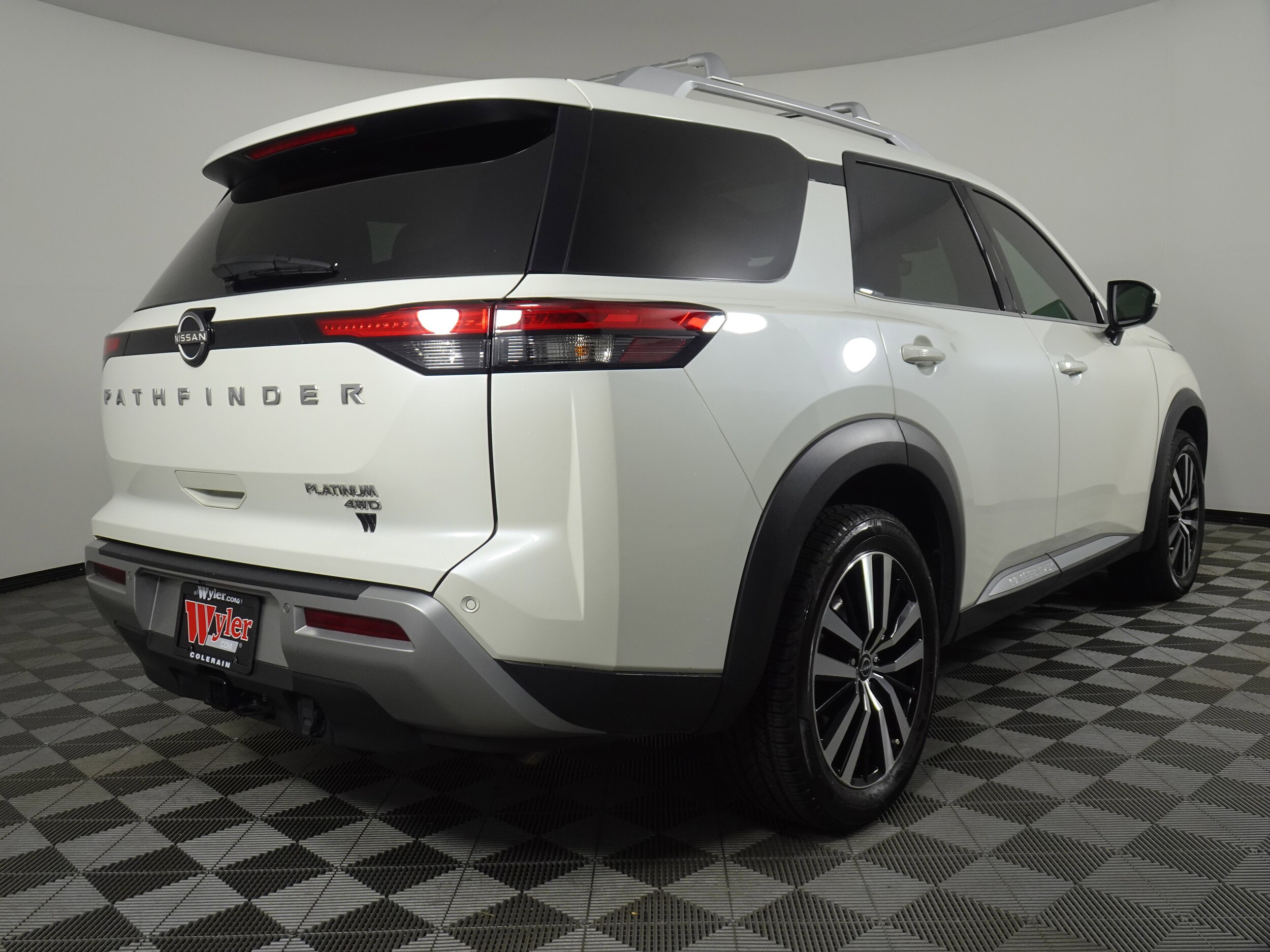 2023 Nissan Pathfinder Platinum photo 3