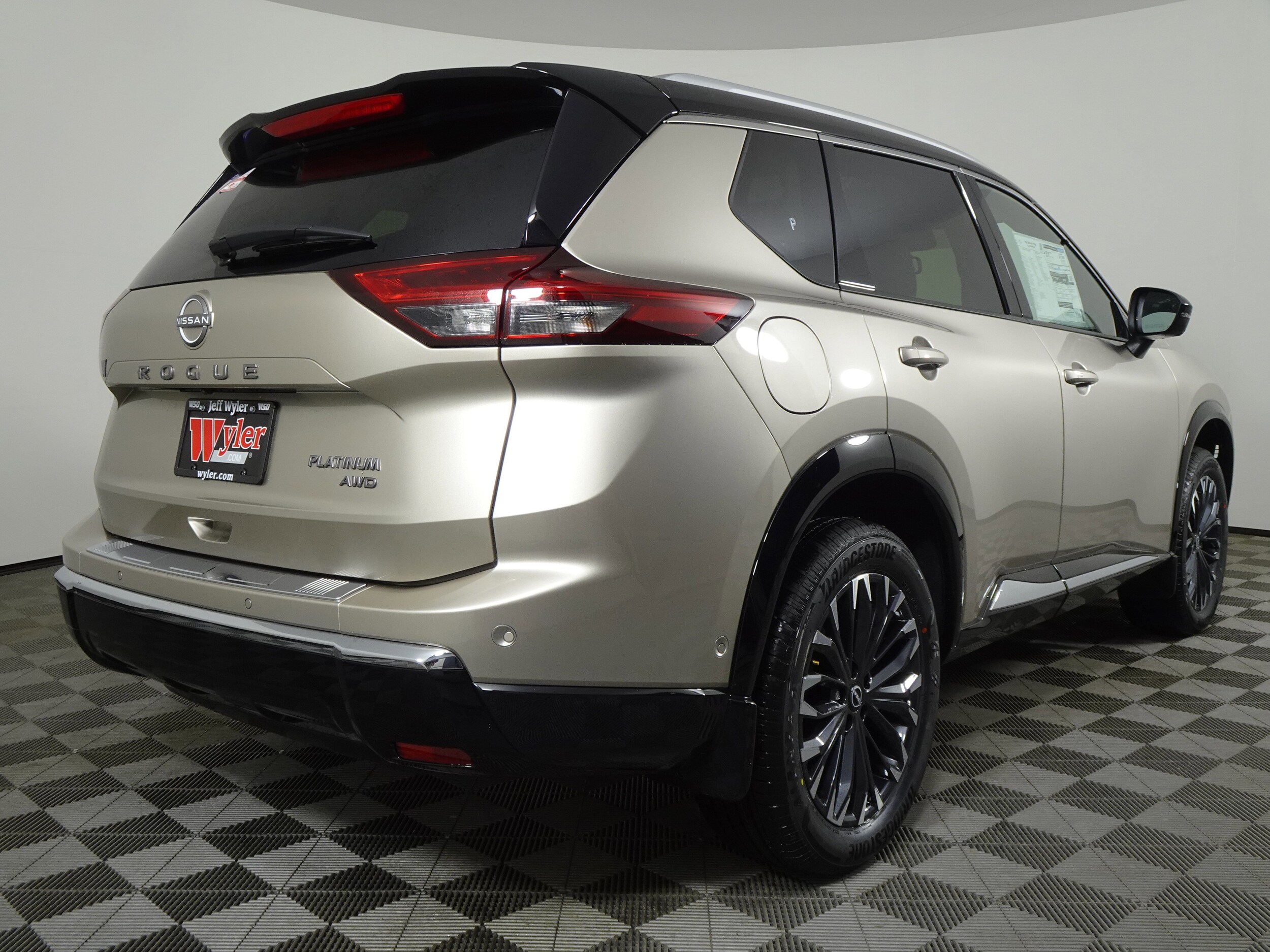 2025 Nissan Rogue Platinum photo 3