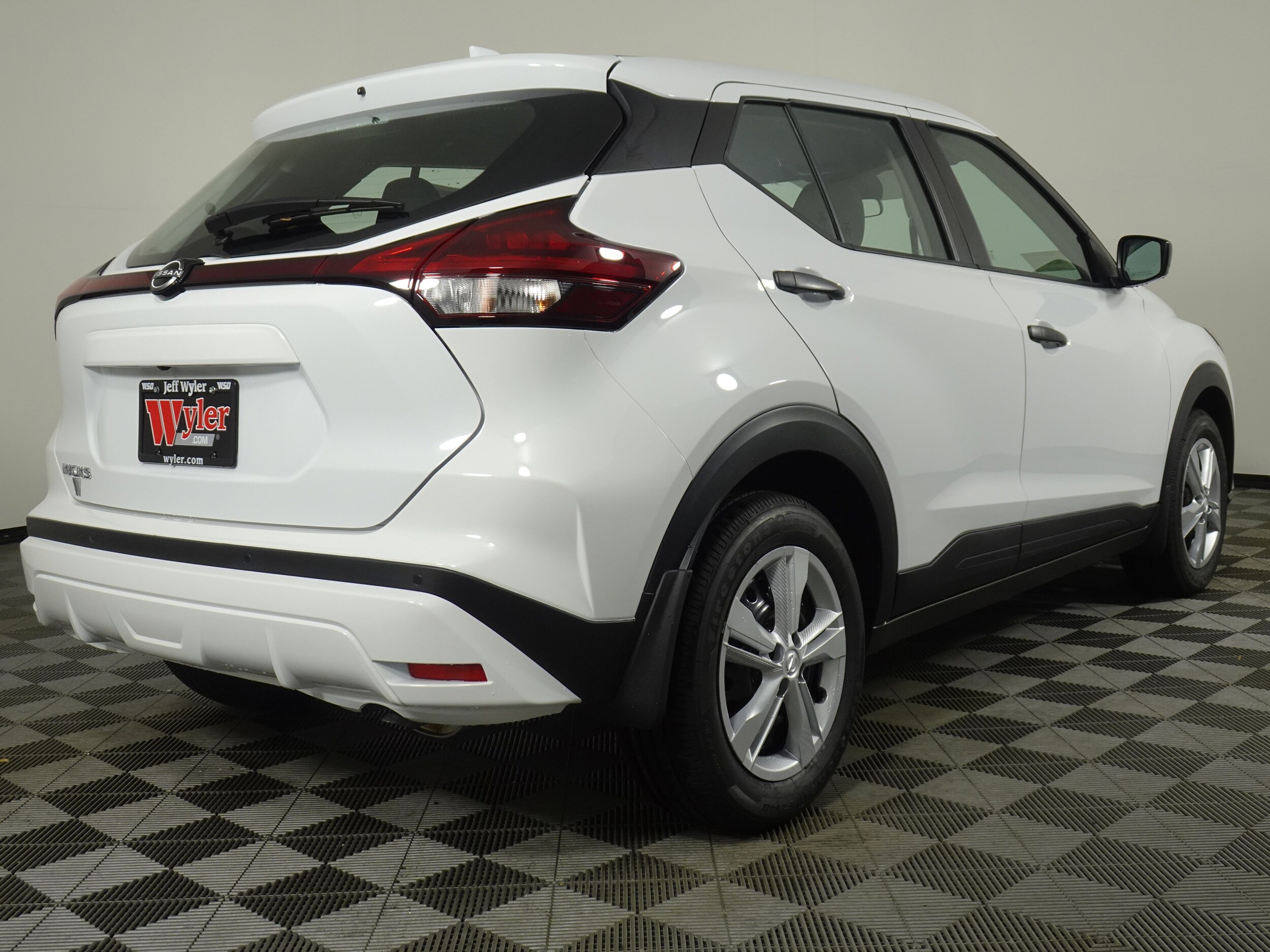 2025 Nissan Kicks Play S photo 3
