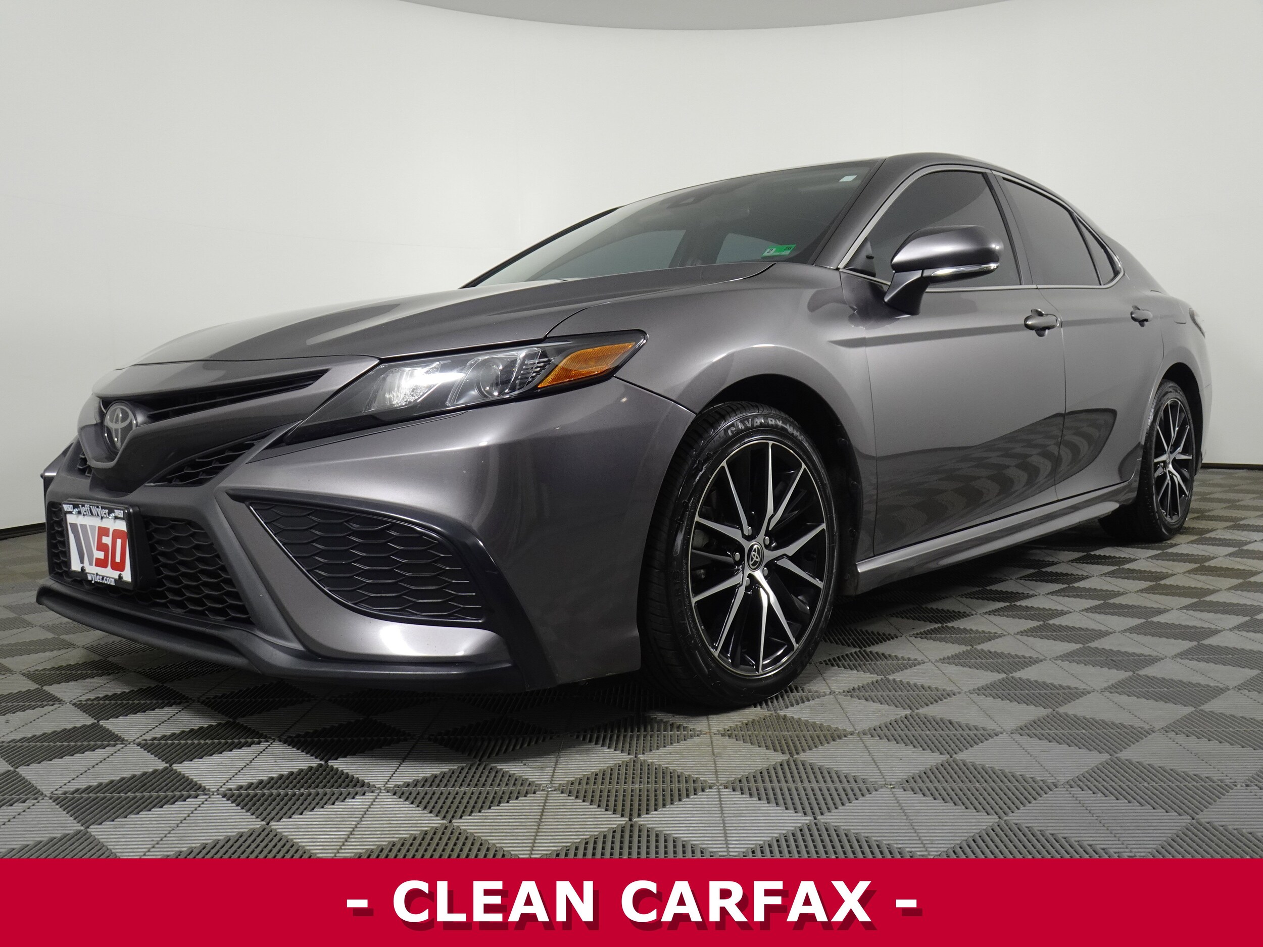 2022 Toyota Camry SE photo 3