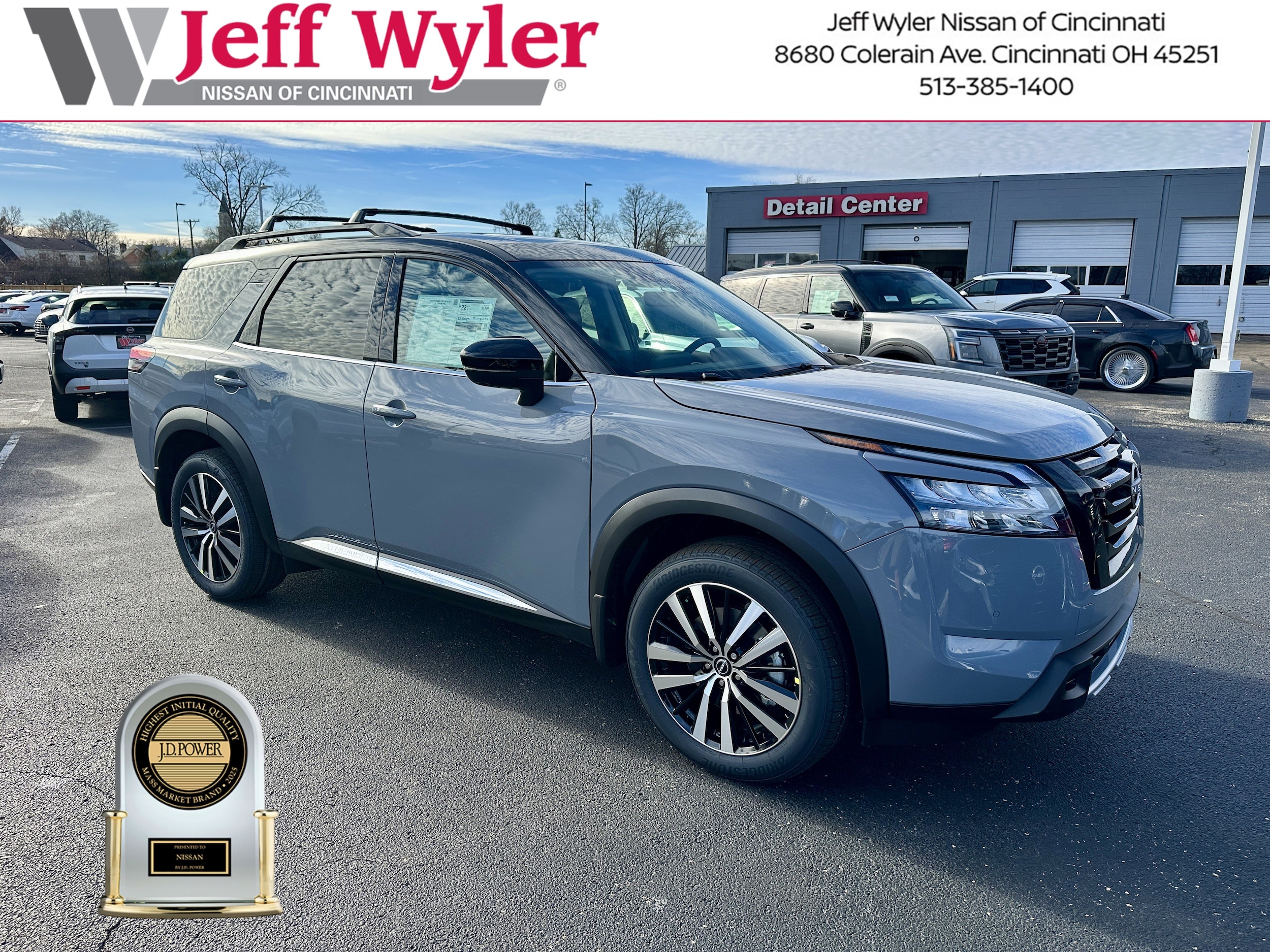 2025 Nissan Pathfinder Platinum's photo