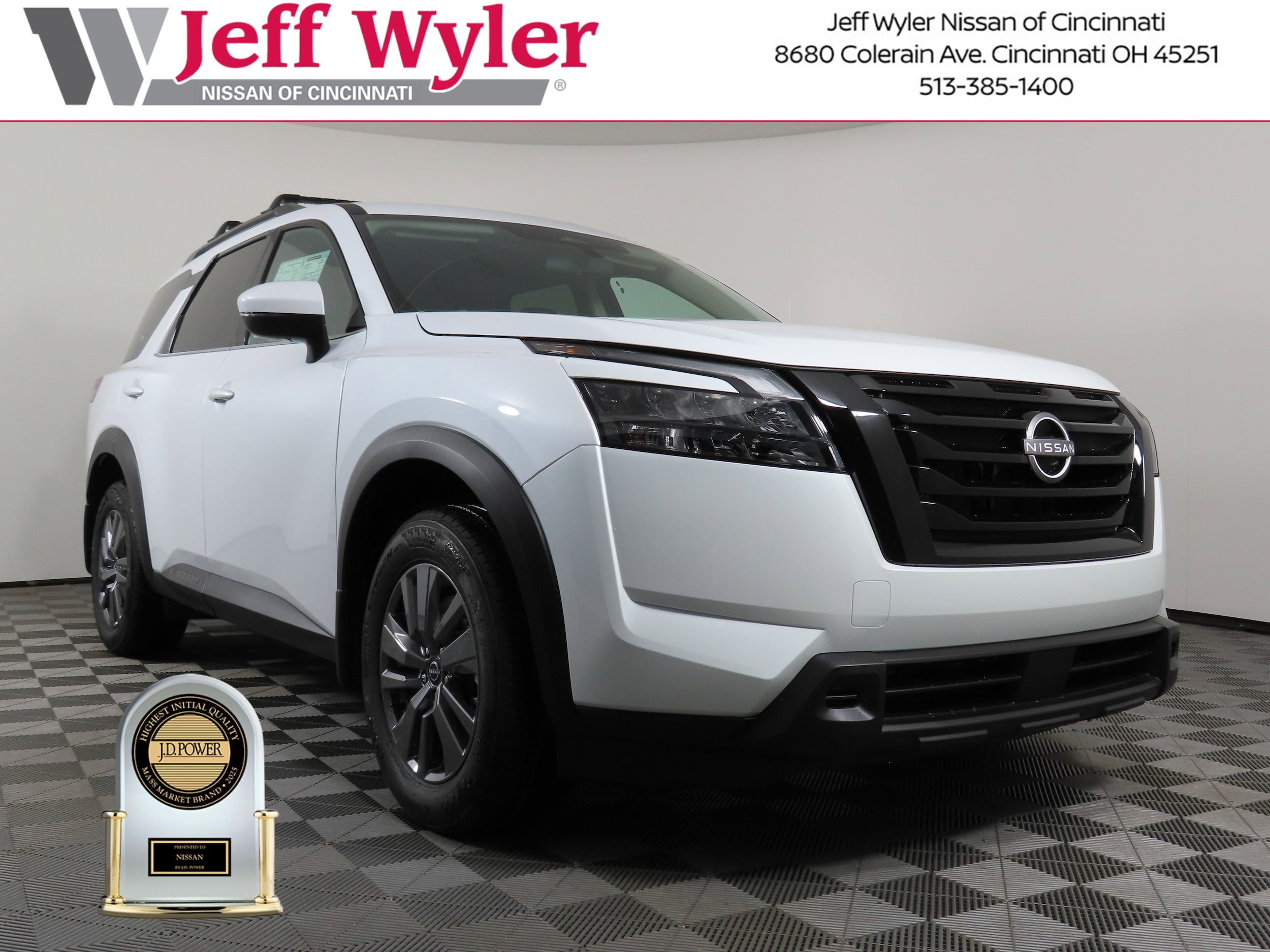 2025 Nissan Pathfinder SV's photo