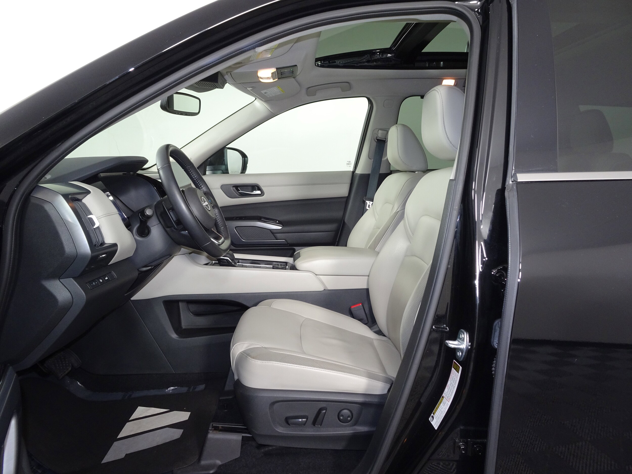 2022 Nissan Pathfinder SL photo 3