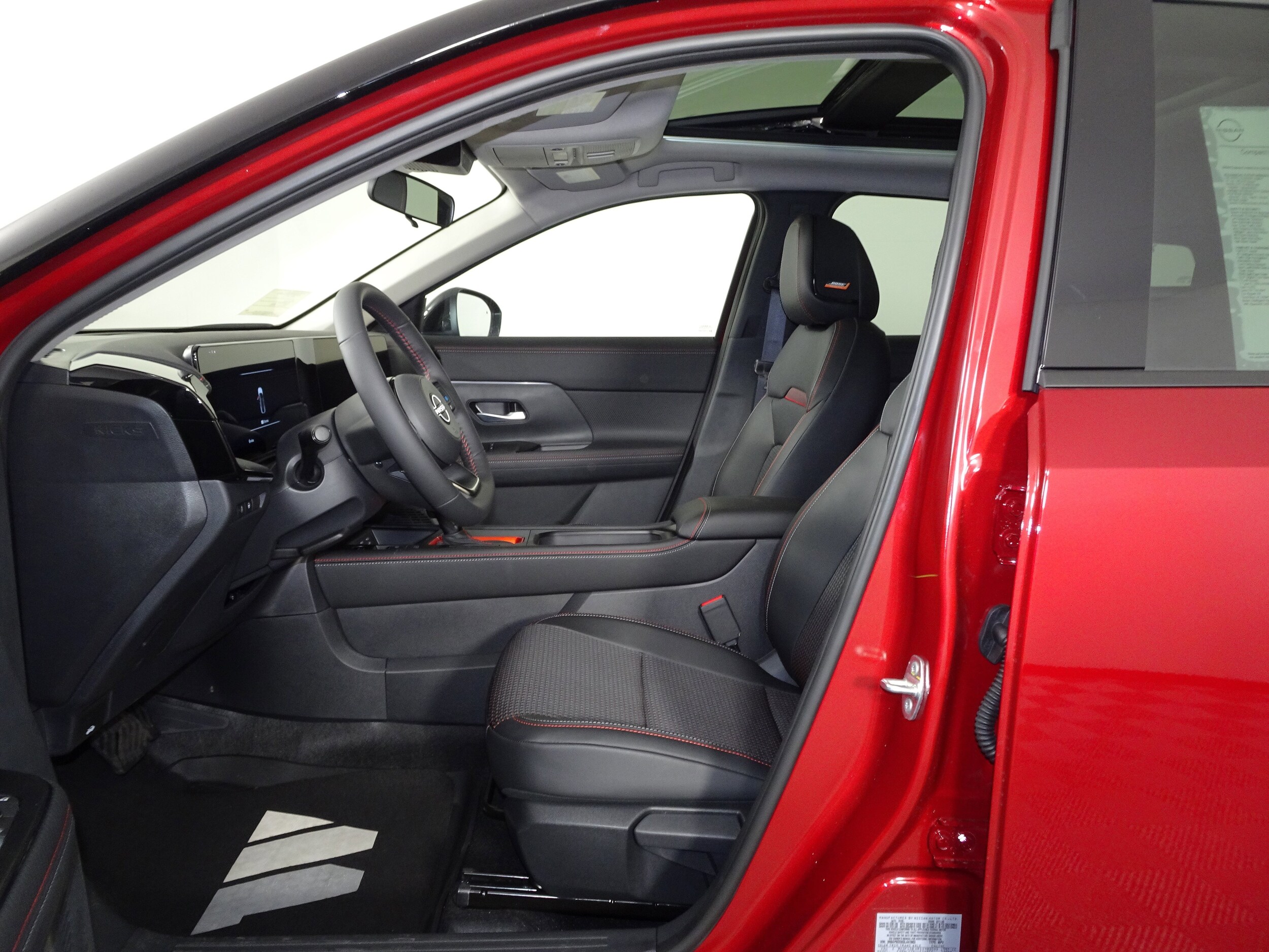 2025 Nissan Kicks SR photo 4