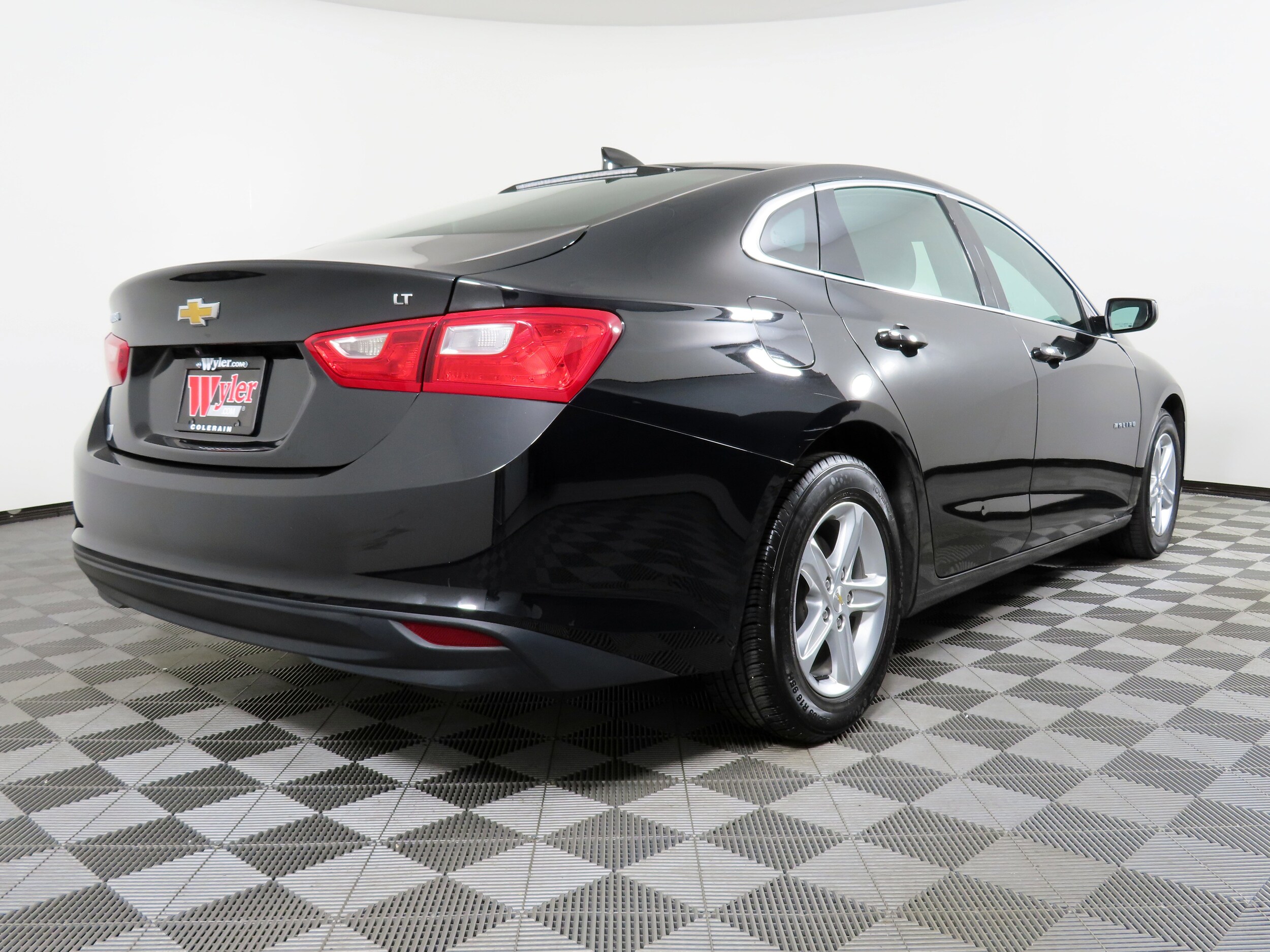 2023 Chevrolet Malibu 1LT photo 2