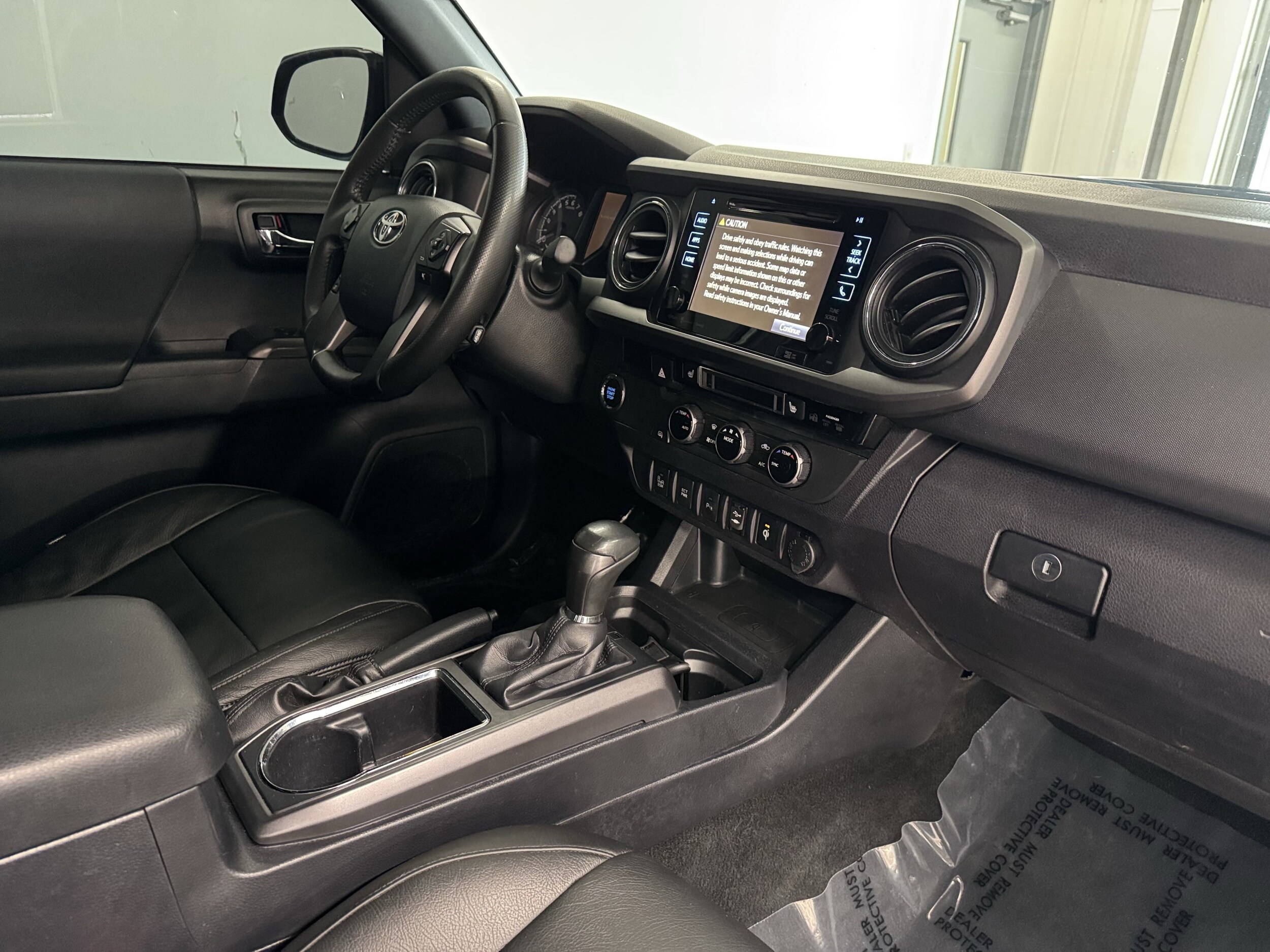 2017 Toyota Tacoma TRD Sport photo 3