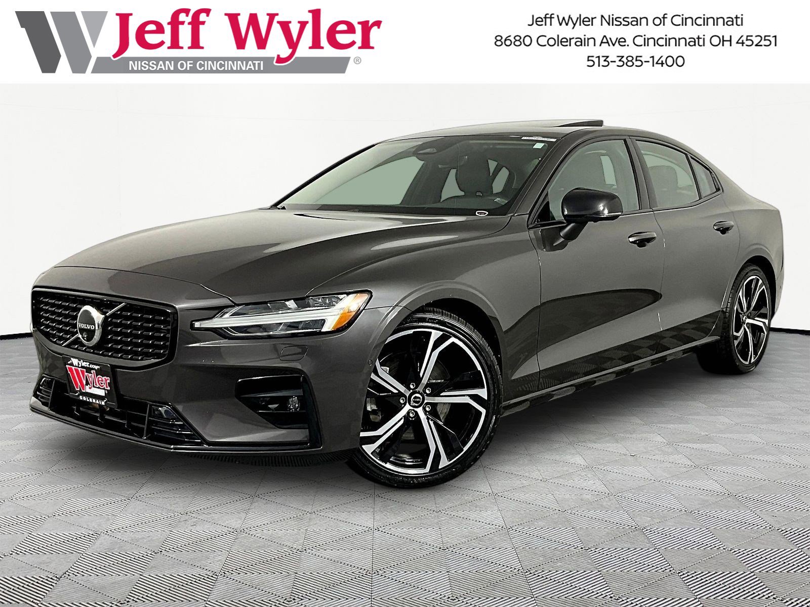 2024 Volvo S60 B5 Plus Dark Theme's photo