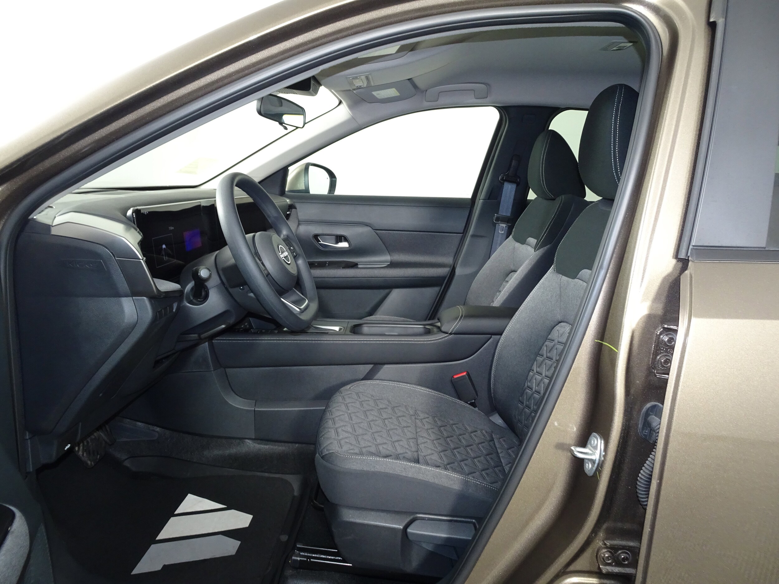 2025 Nissan Kicks SV photo 3