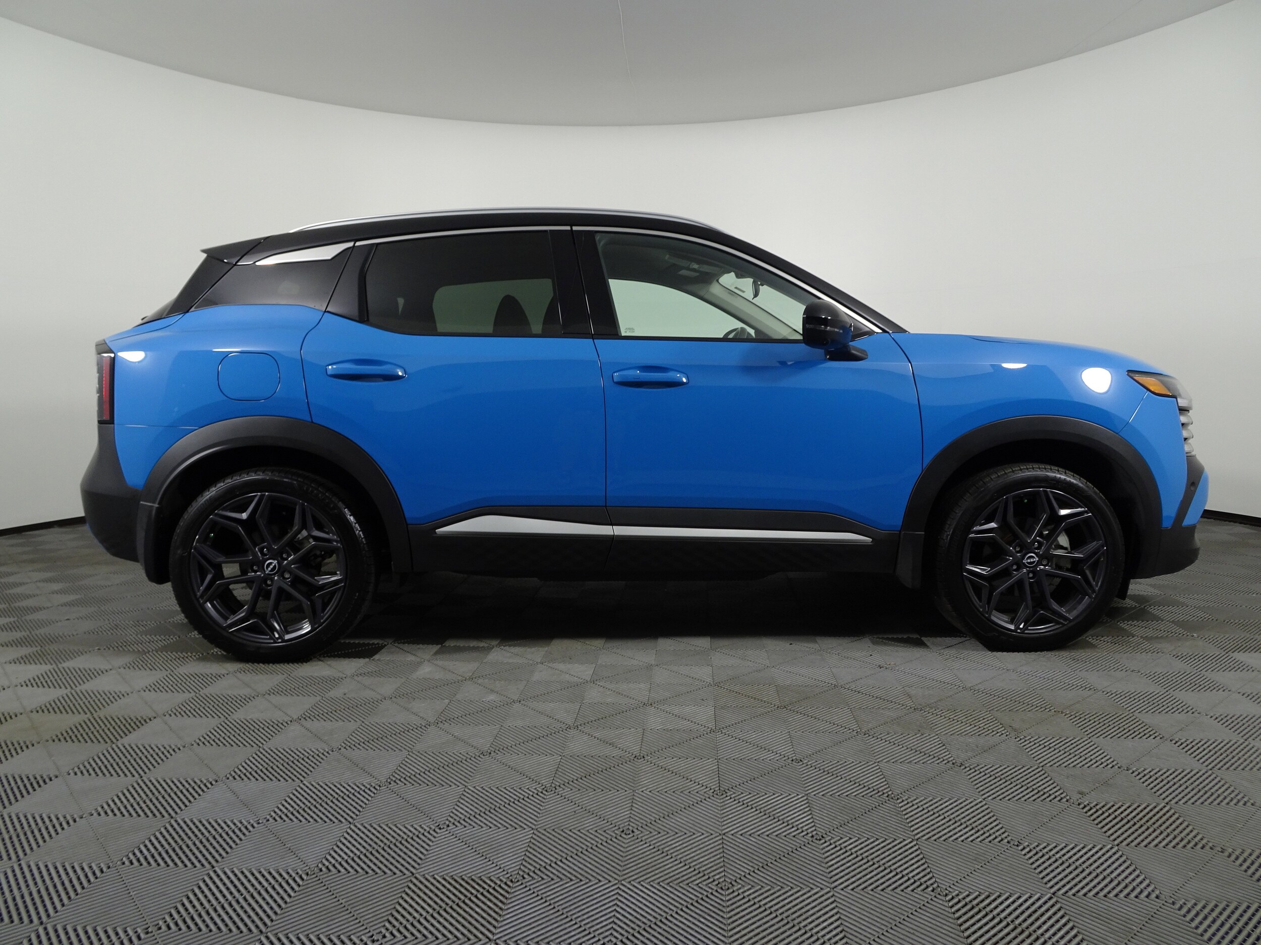 2025 Nissan Kicks SR photo 2
