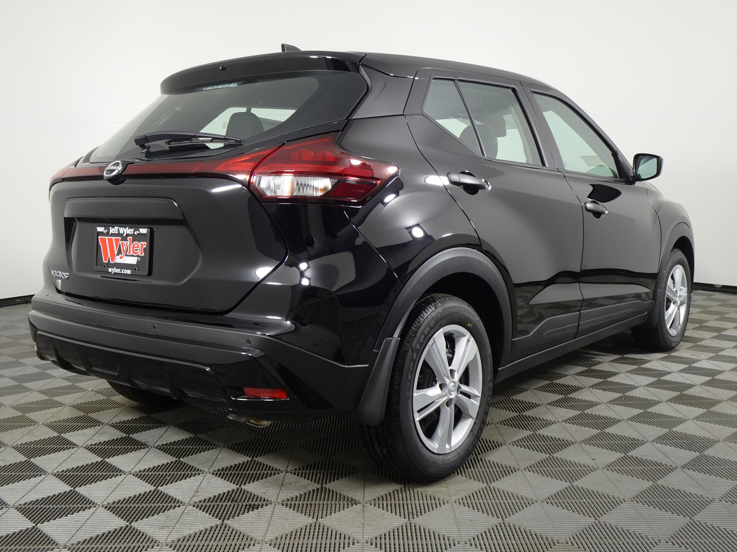 2025 Nissan Kicks Play S photo 3