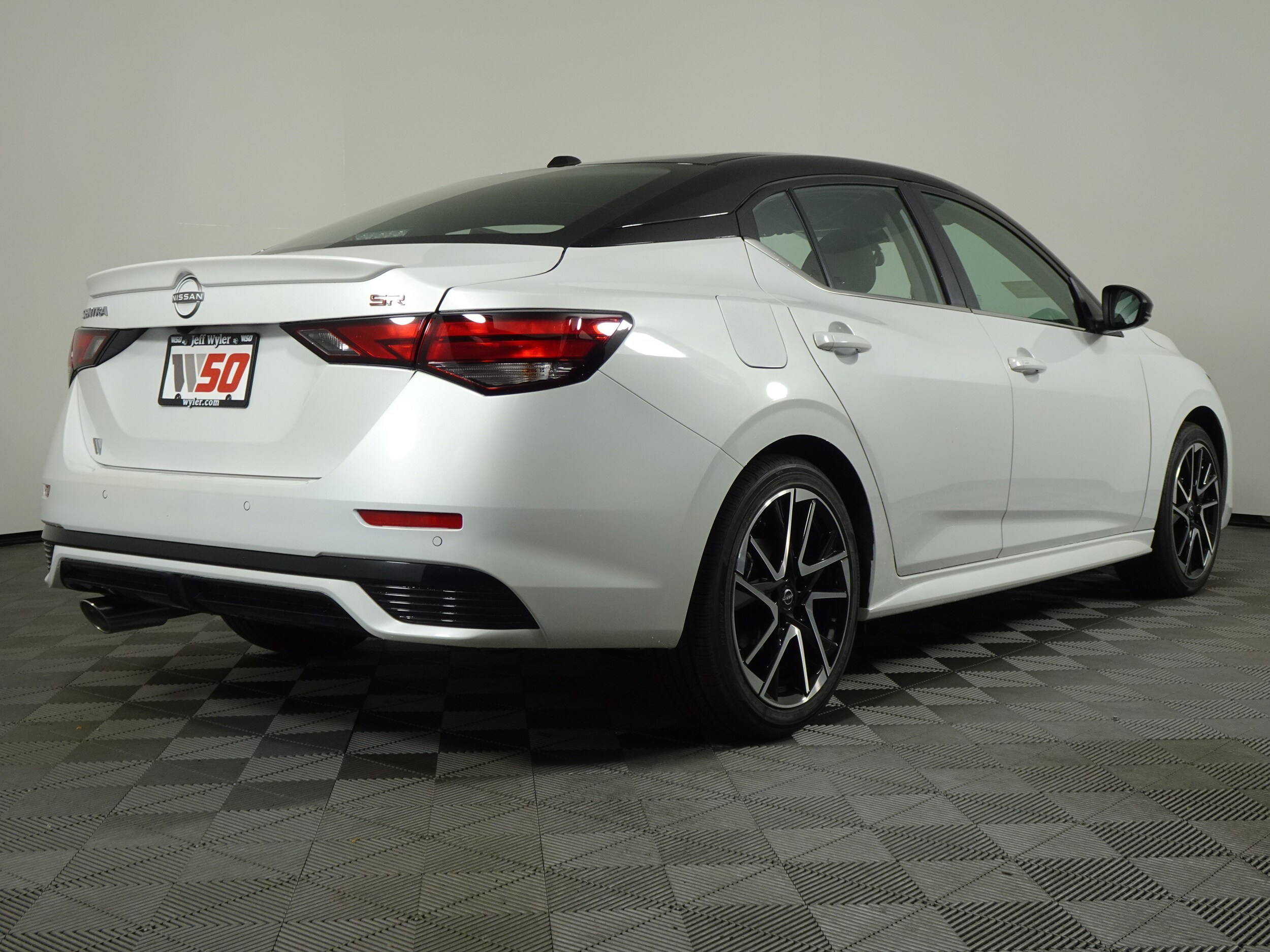 2025 Nissan Sentra SR photo 3