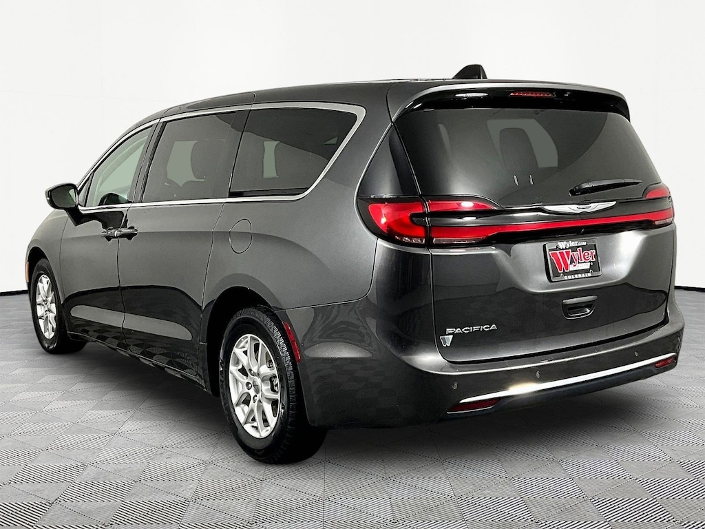 Used 2023 Chrysler Pacifica Touring L Minivan/Van