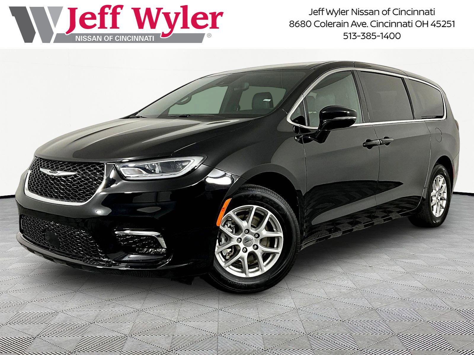 2025 Chrysler Pacifica Select's photo