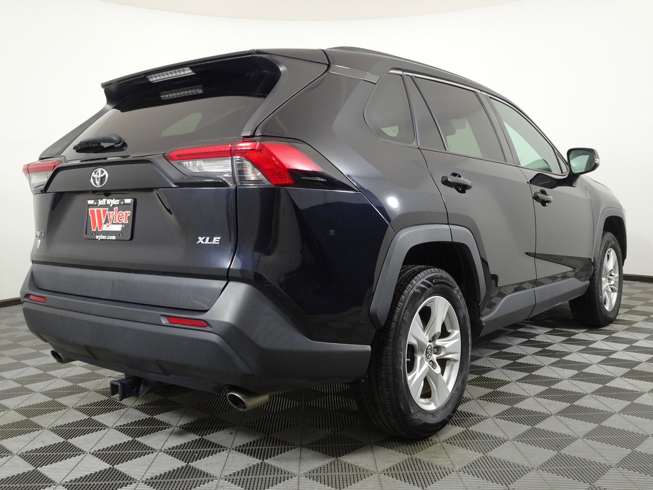 2019 Toyota RAV4 XLE photo 3