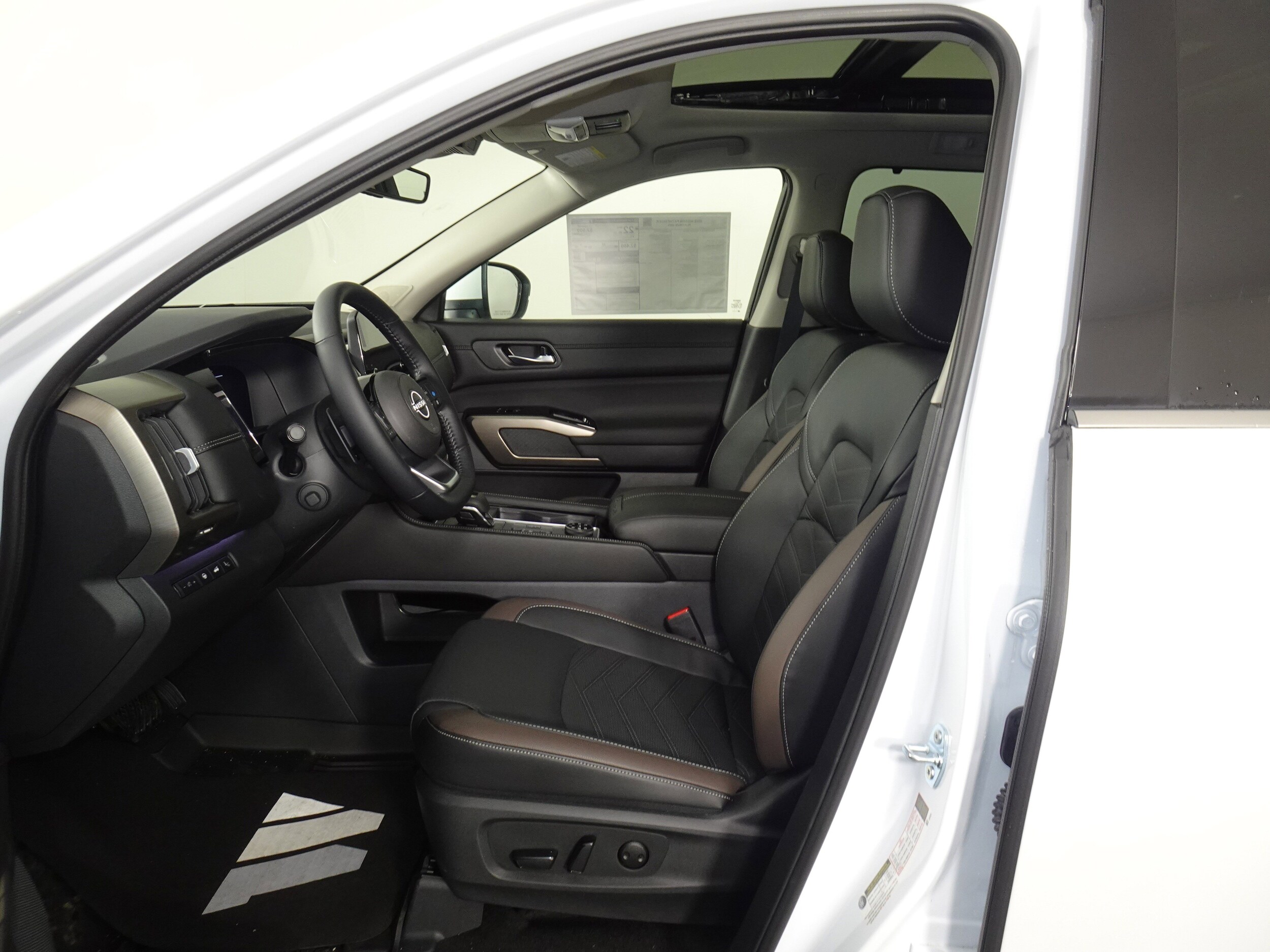2025 Nissan Pathfinder Platinum photo 4