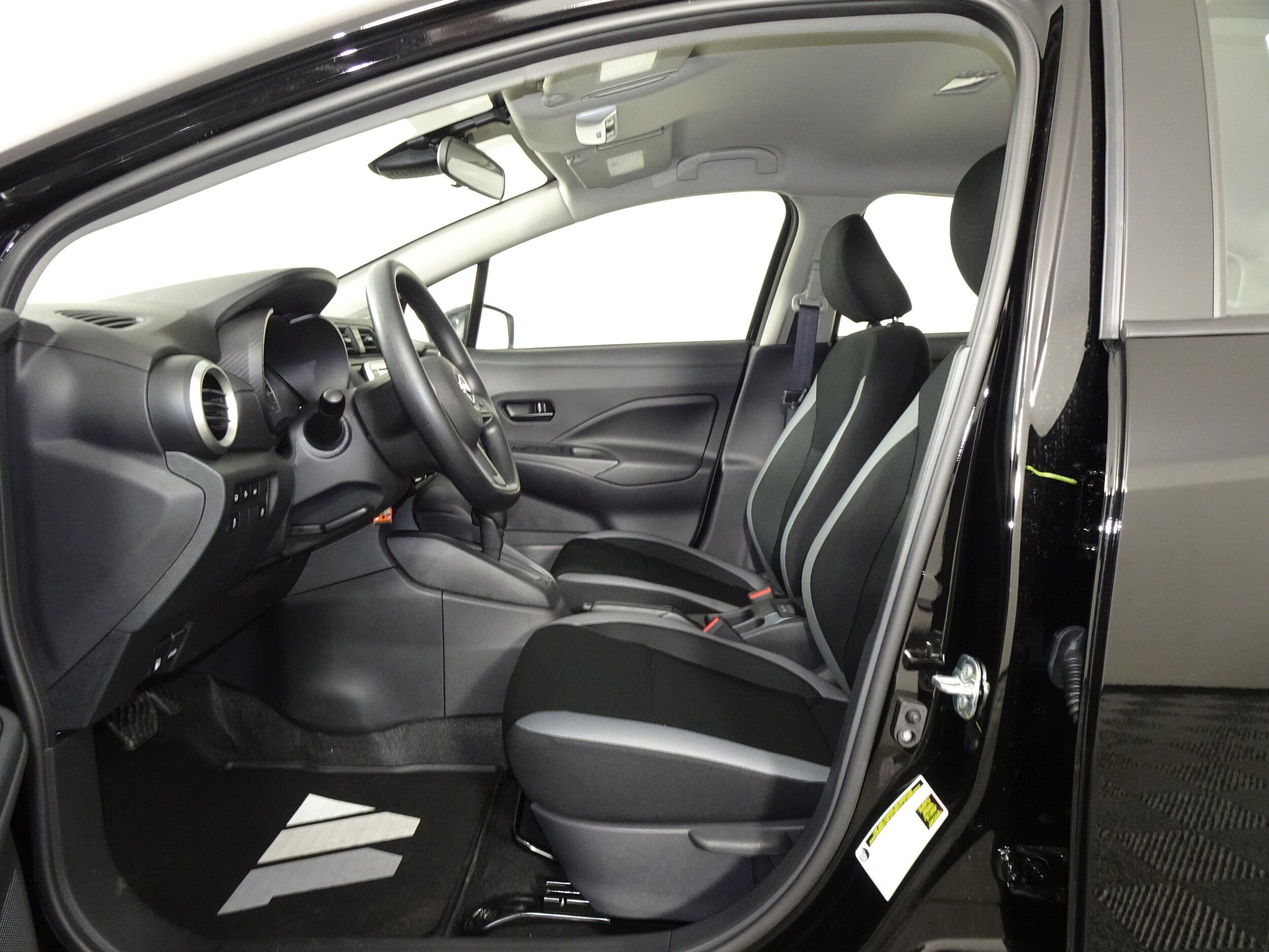 2025 Nissan Versa S photo 4