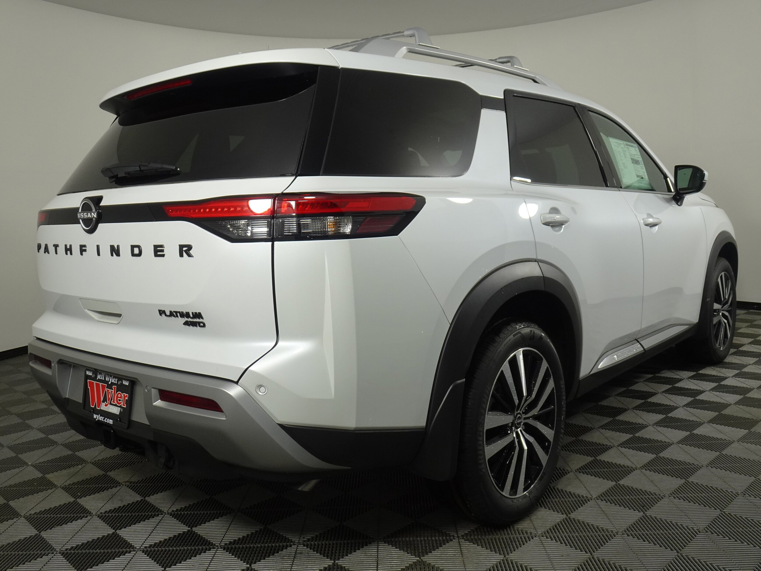 2025 Nissan Pathfinder Platinum photo 3
