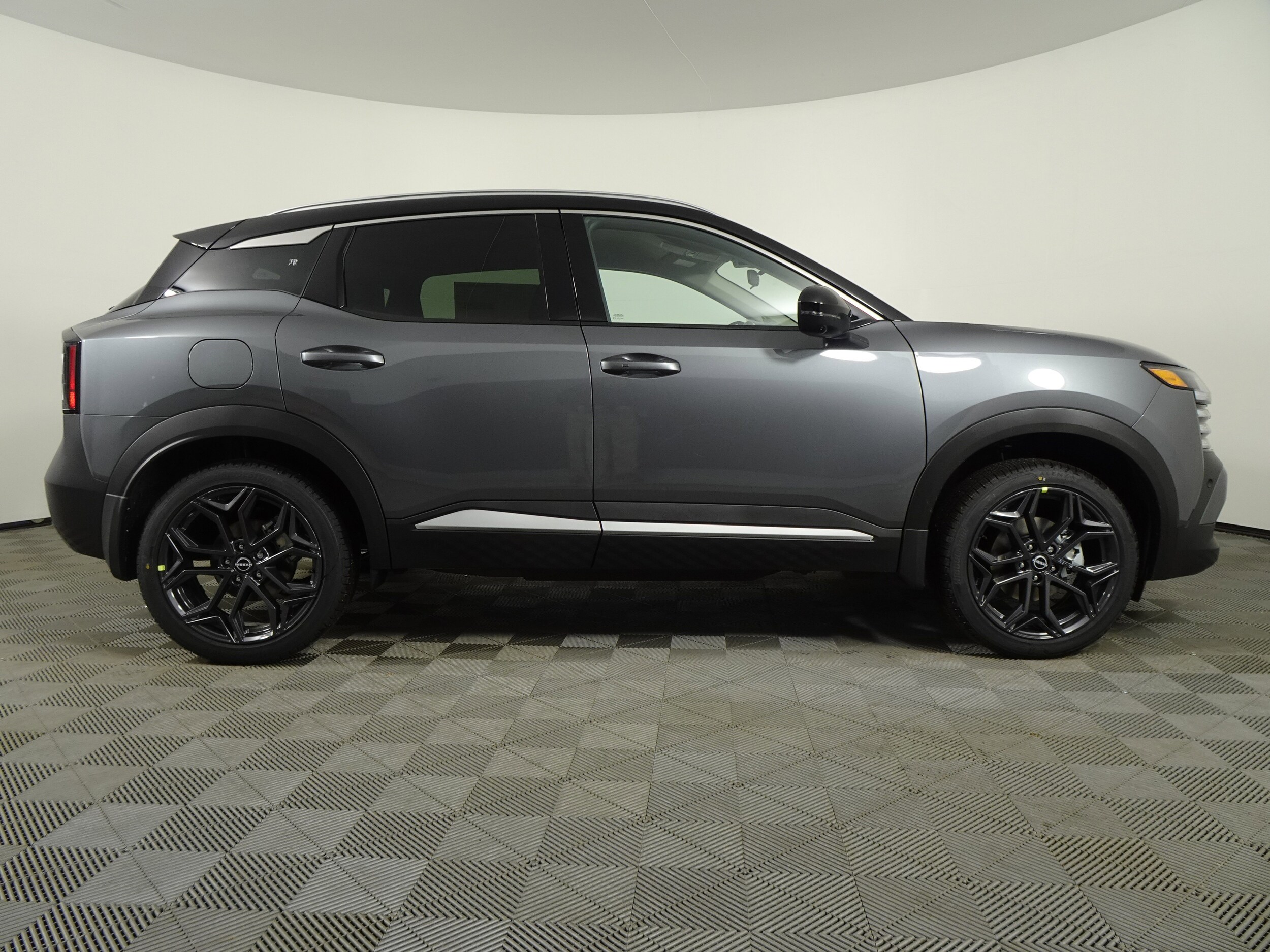 2025 Nissan Kicks SR photo 2