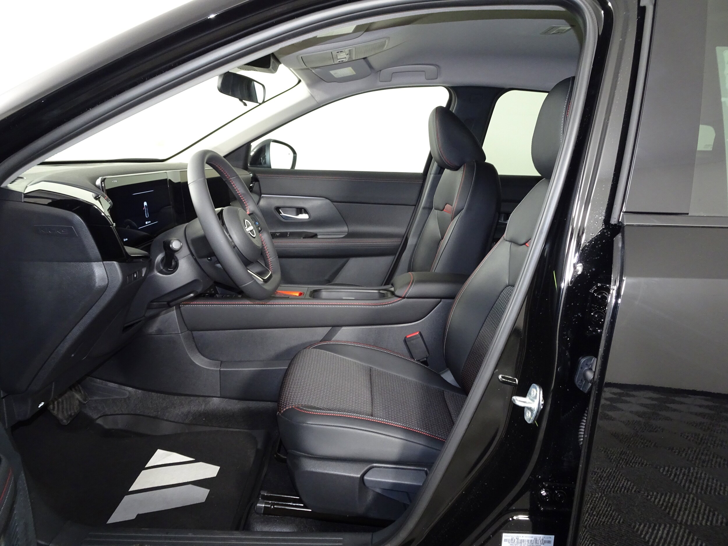 2026 Nissan Kicks SR photo 3