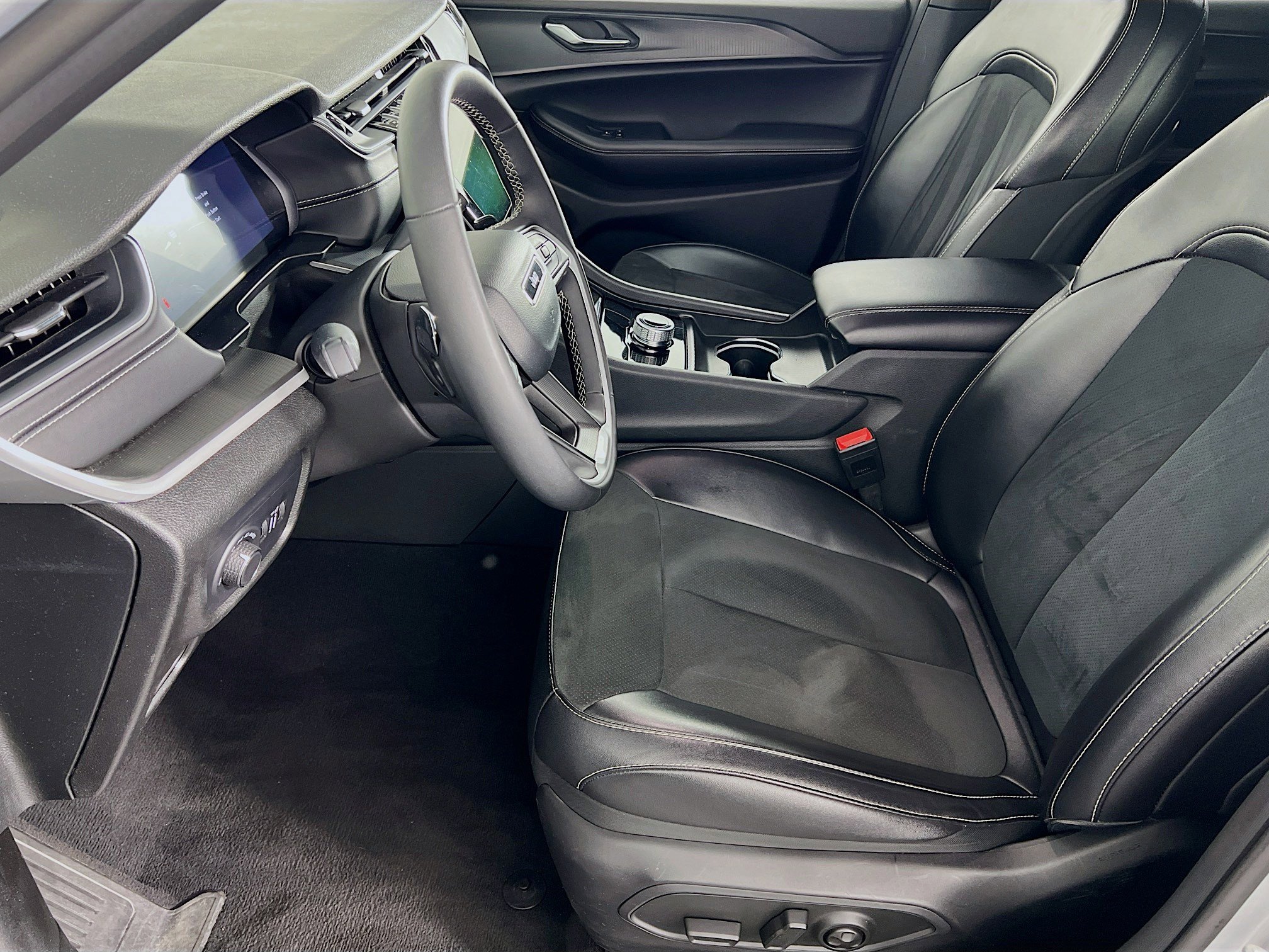 2024 Jeep Grand Cherokee Altitude photo 2