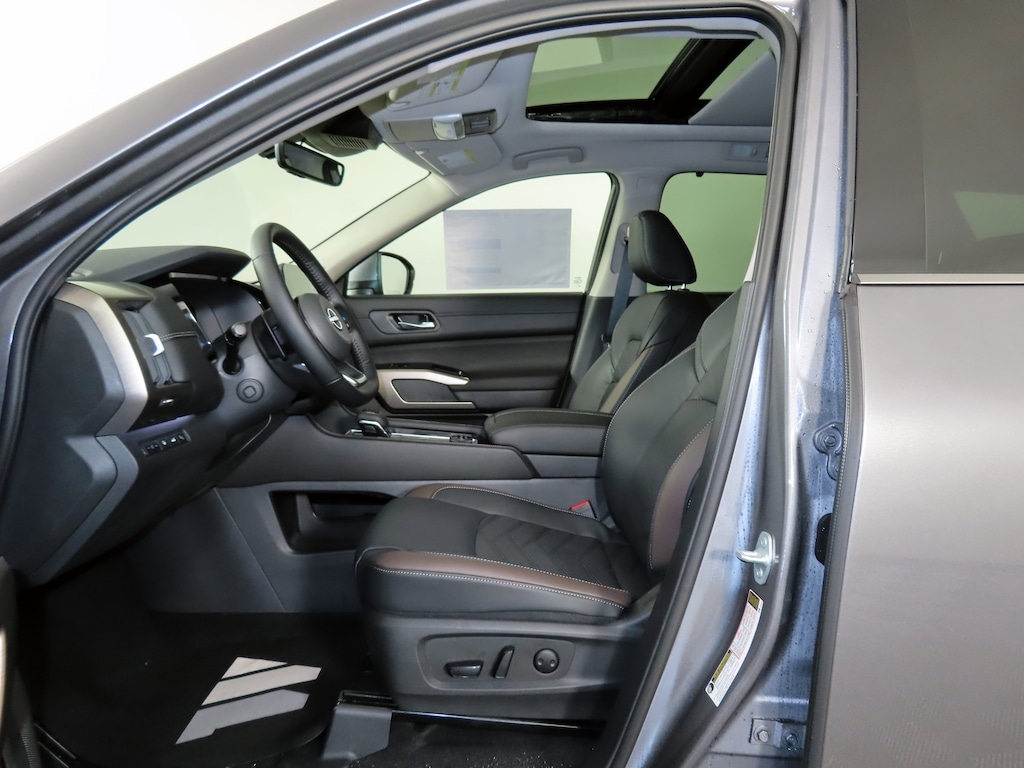 New 2025 Nissan Pathfinder Platinum SUV