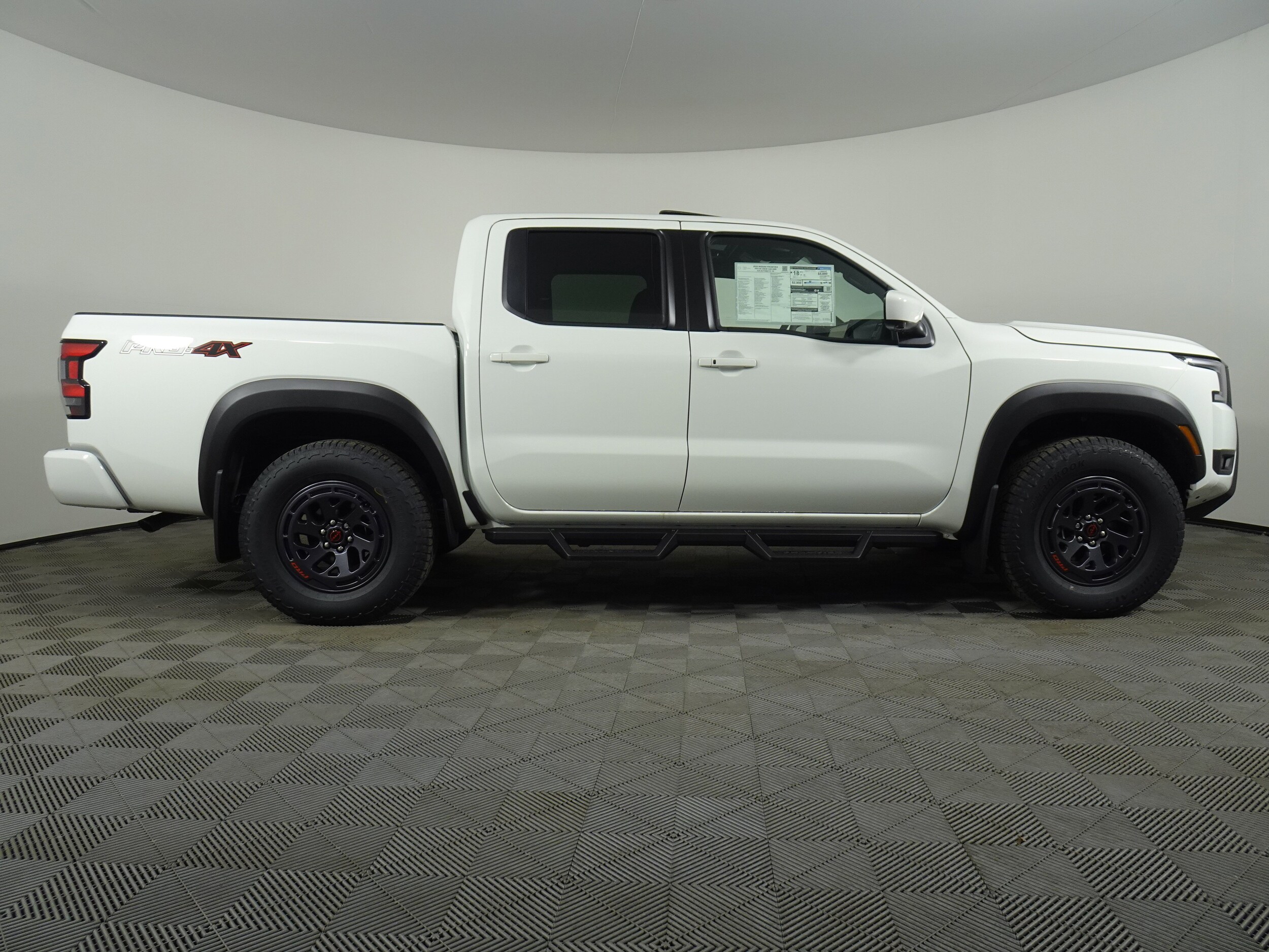 2025 Nissan Frontier PRO-4X photo 2